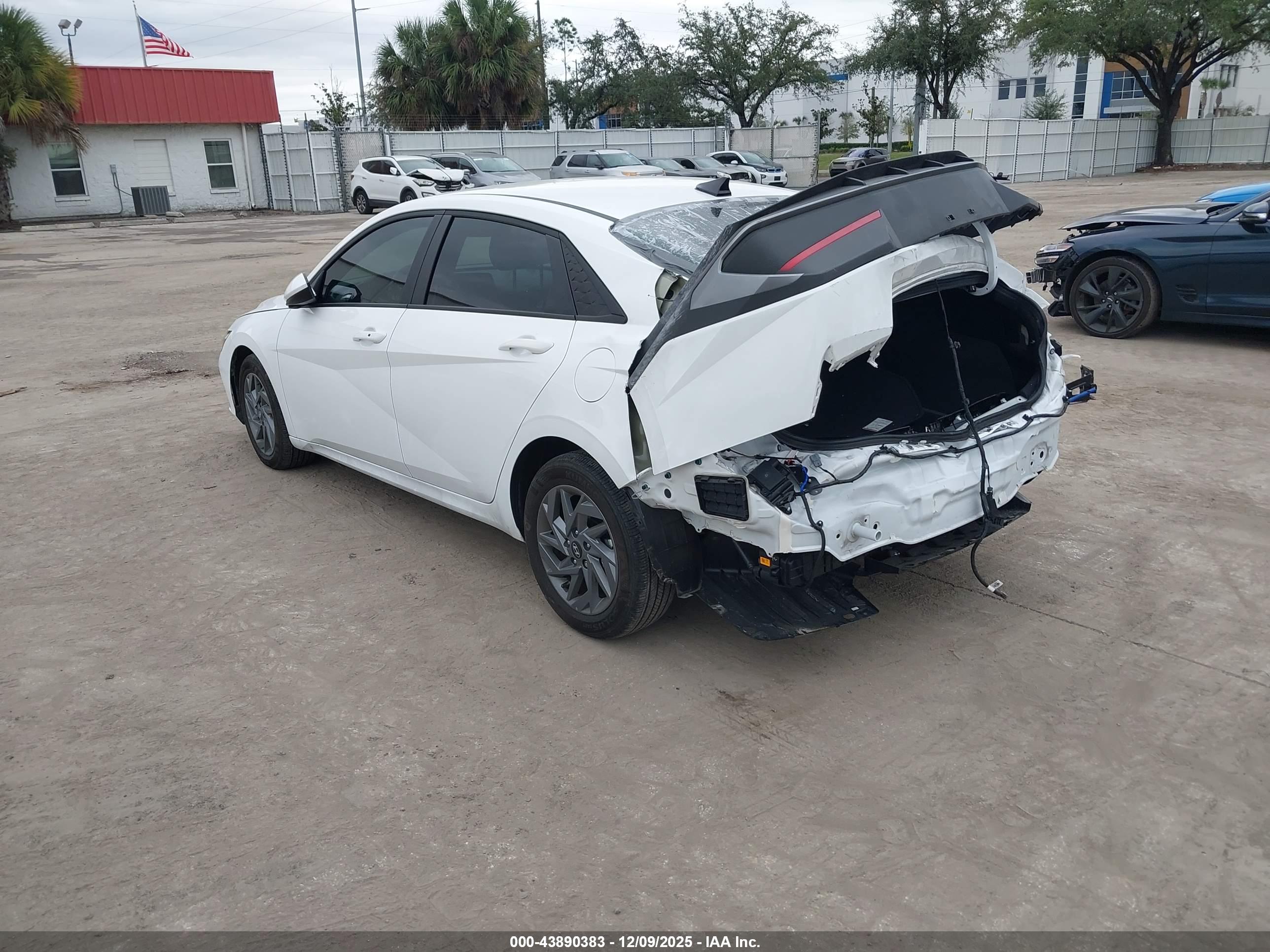 HYUNDAI ELANTRA image 3
