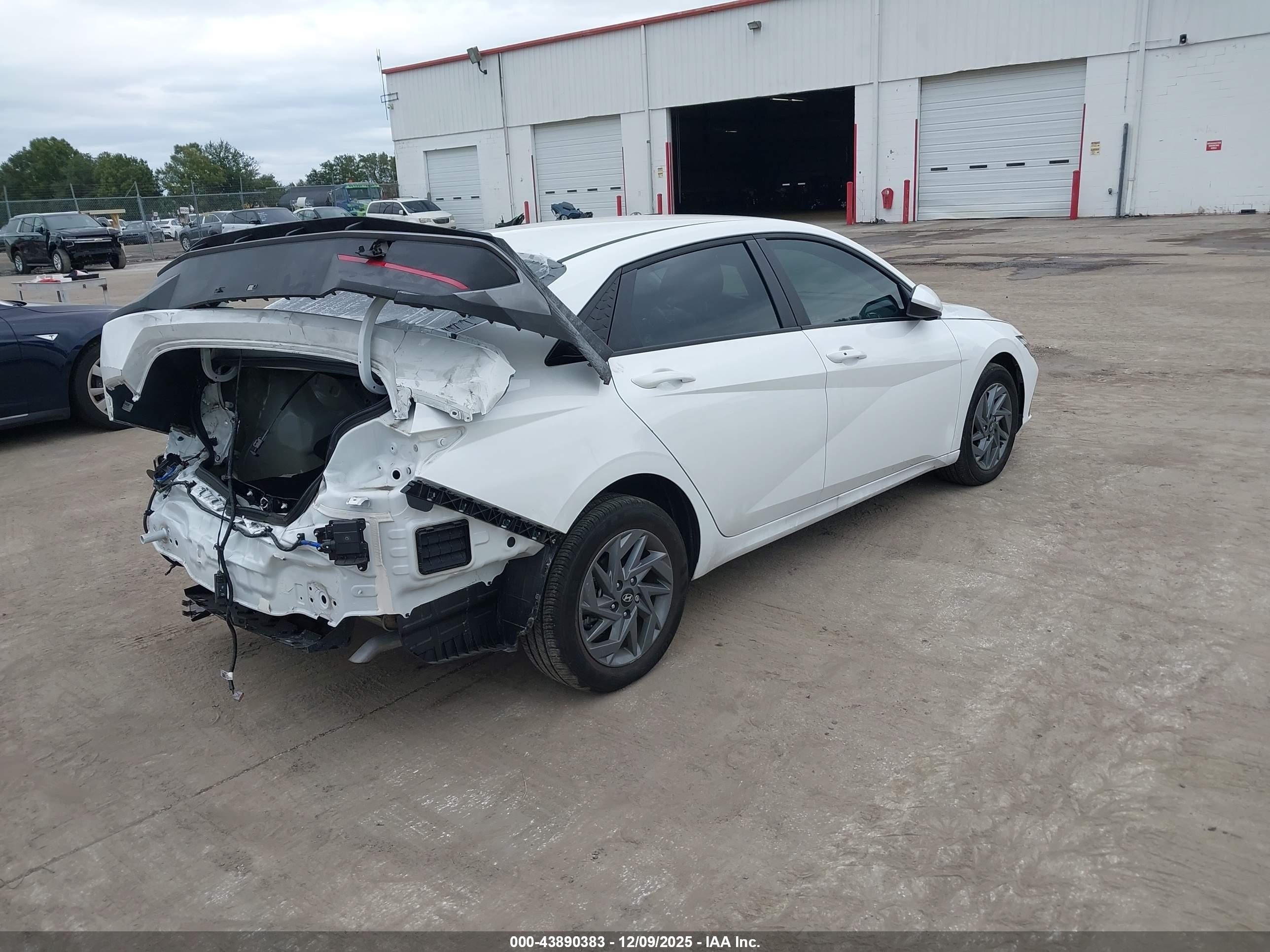 HYUNDAI ELANTRA image 4