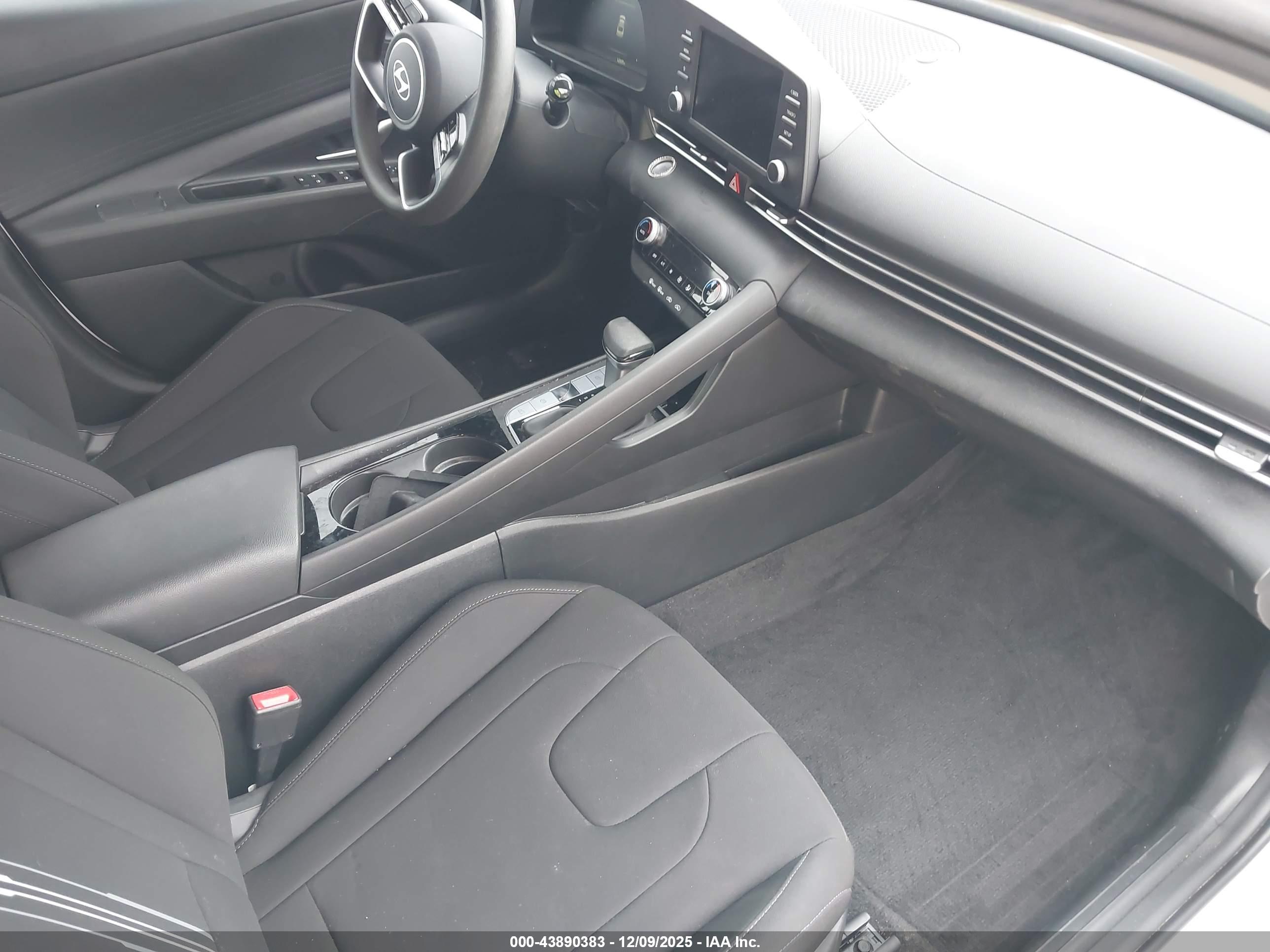 HYUNDAI ELANTRA image 5