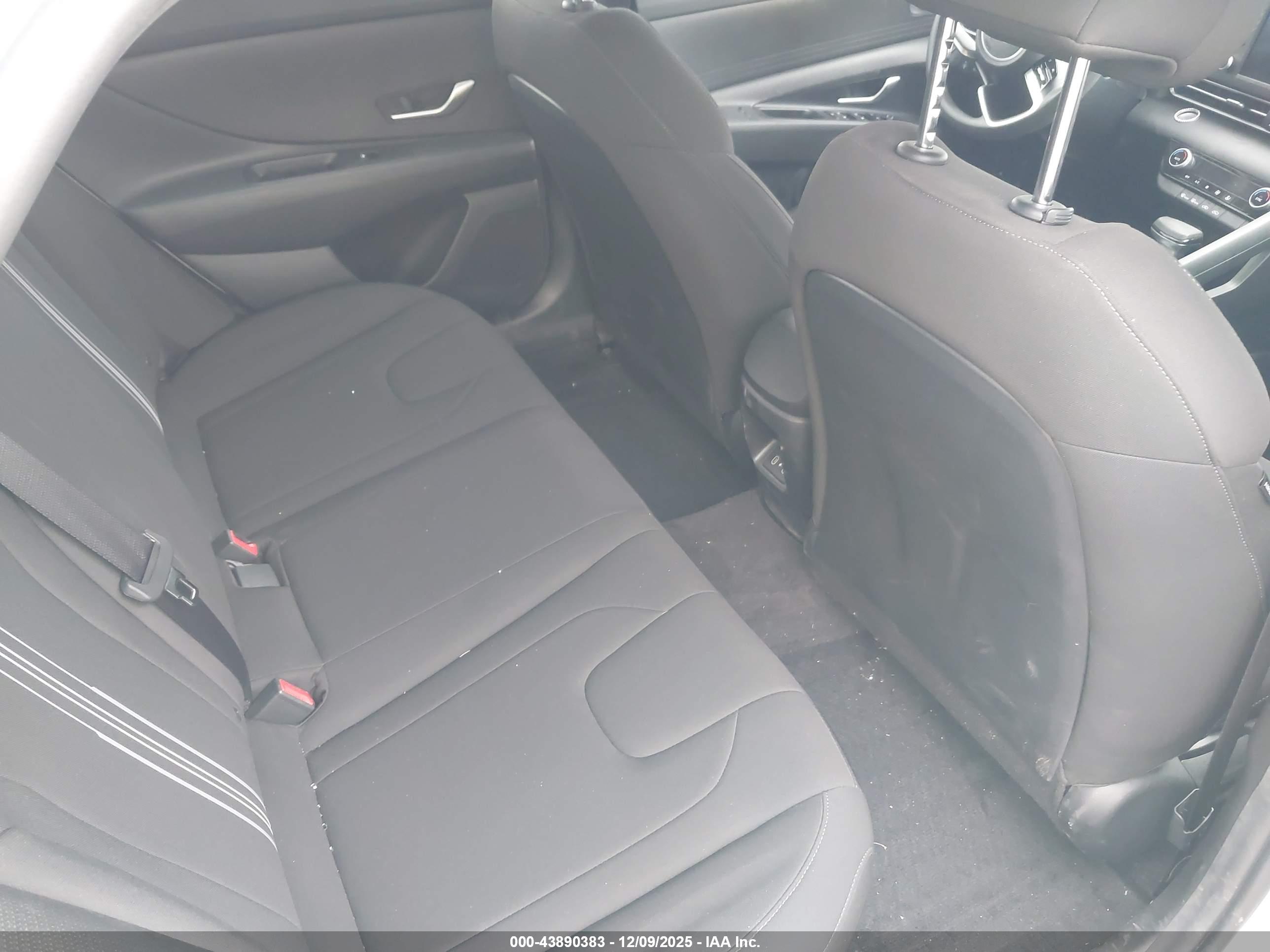 HYUNDAI ELANTRA image 8