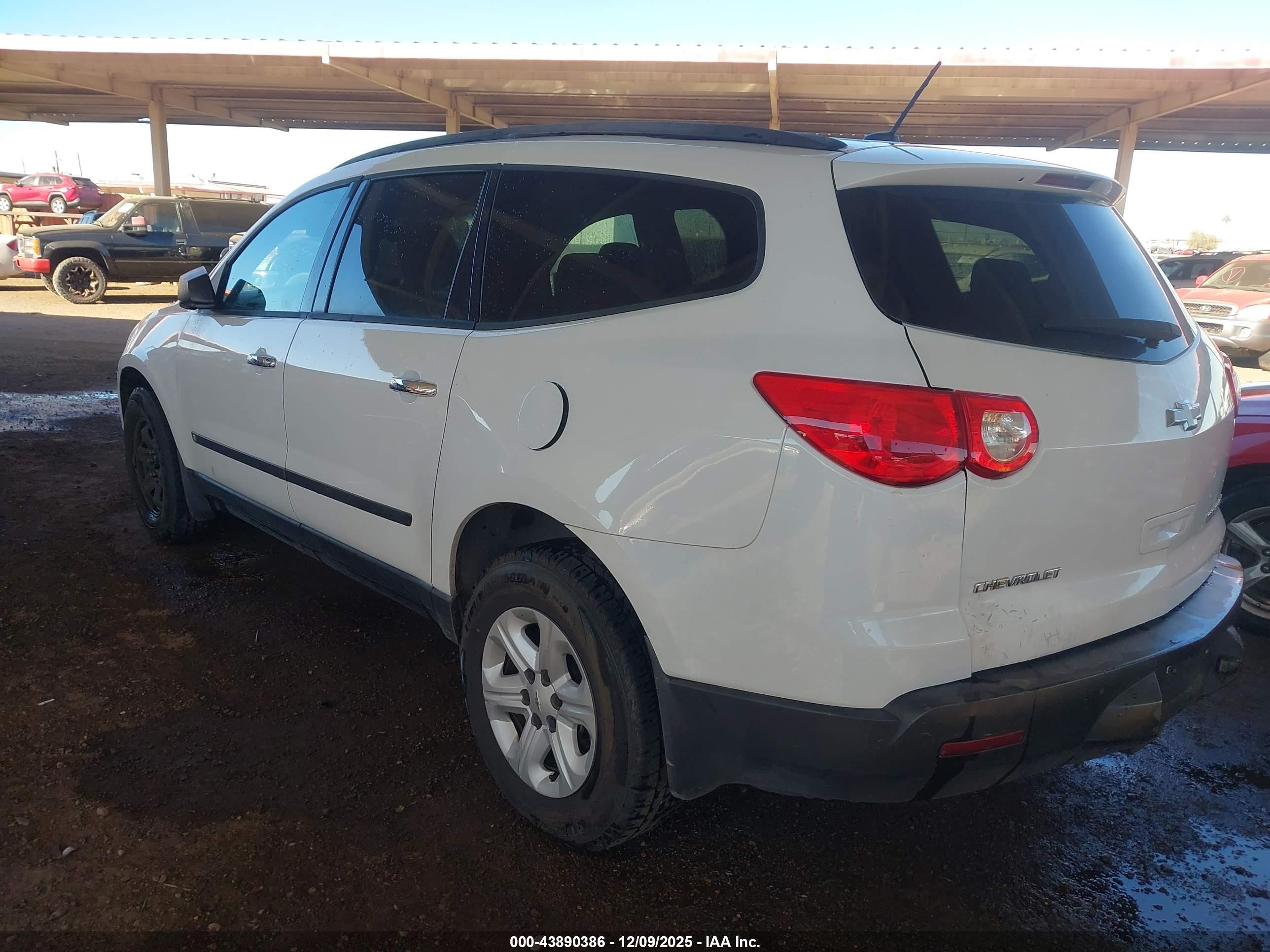 CHEVROLET TRAVERSE image 3