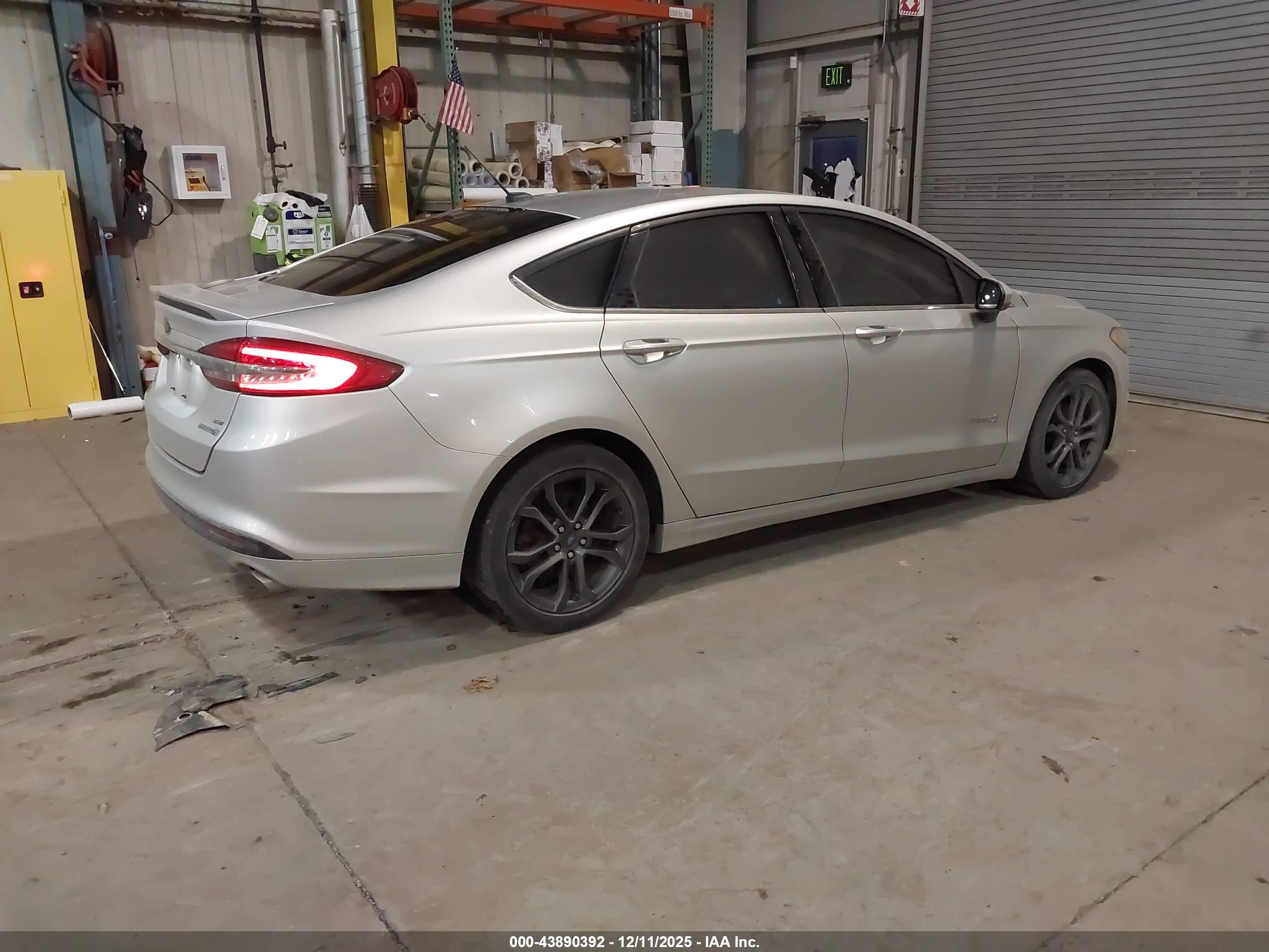 FORD FUSION image 4