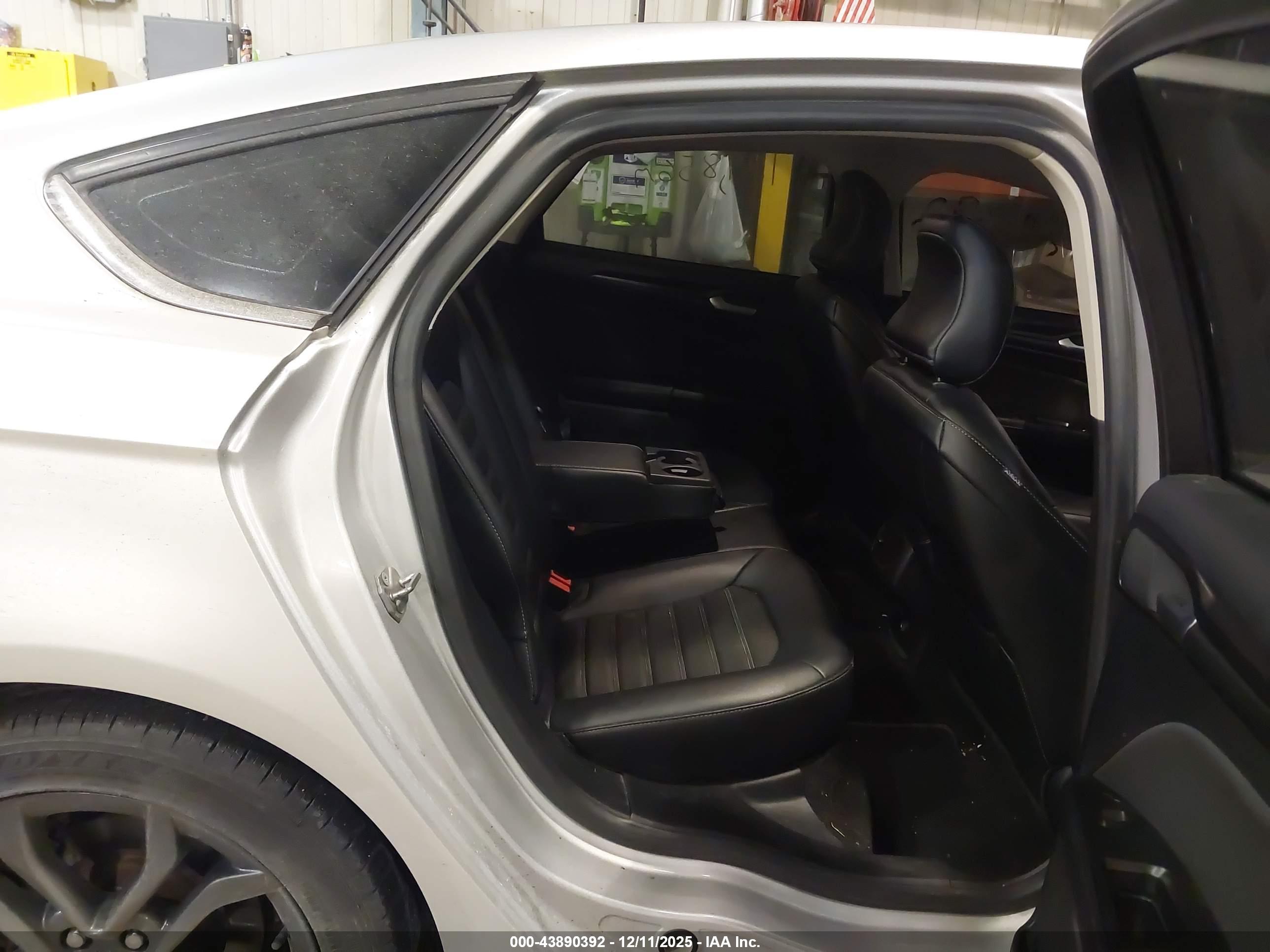 FORD FUSION image 8