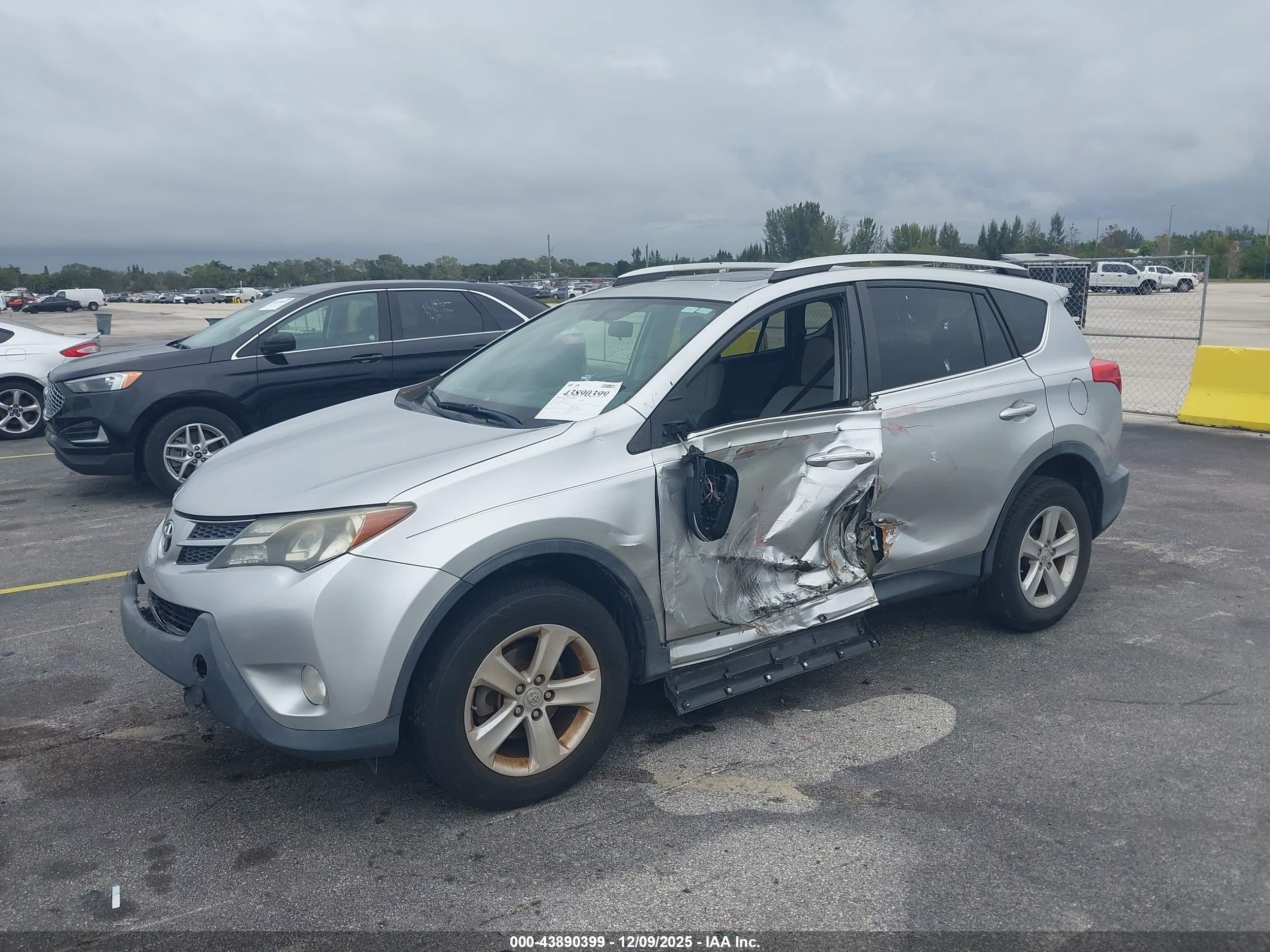 TOYOTA RAV4 image 2