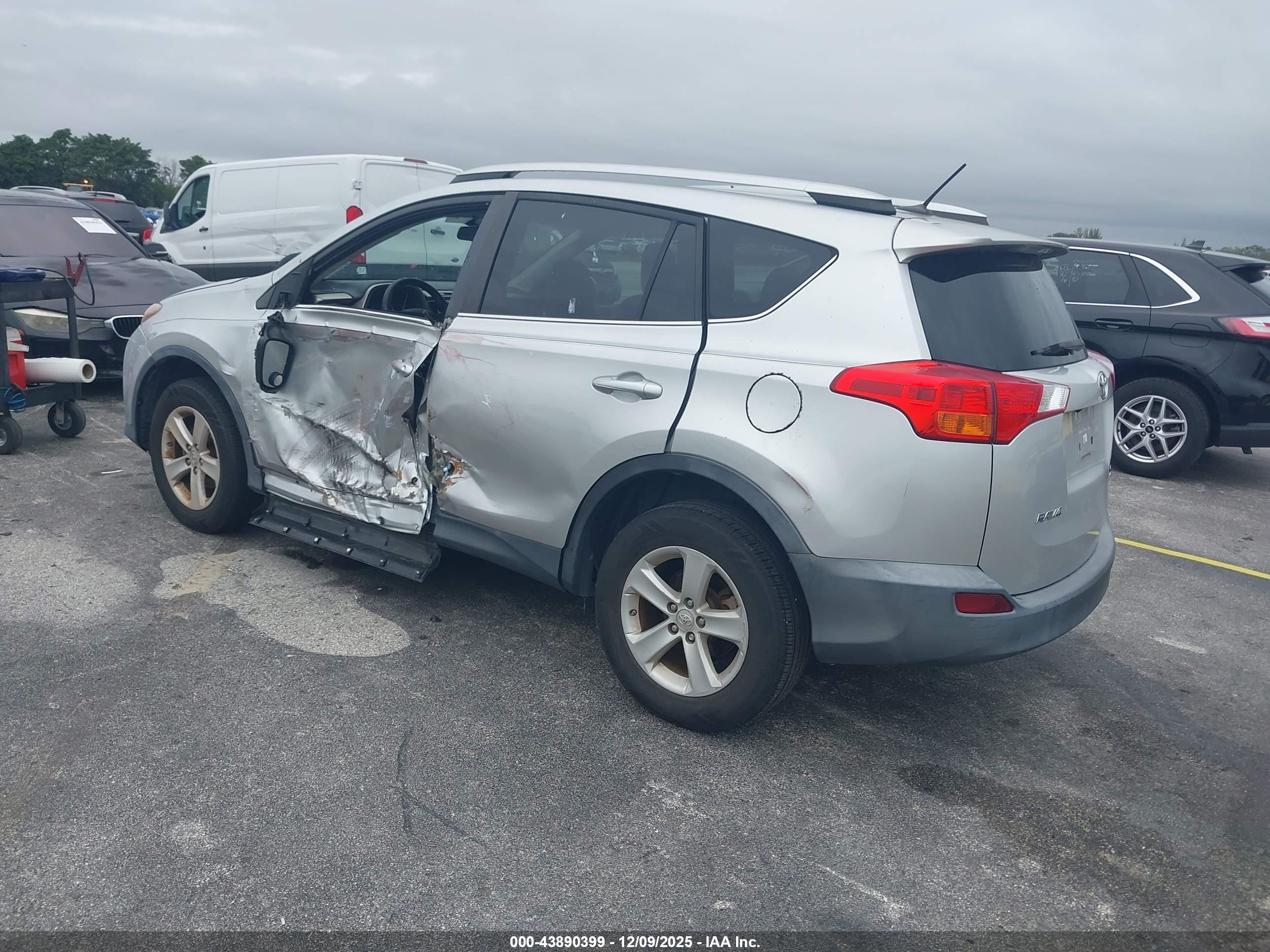 TOYOTA RAV4 image 3