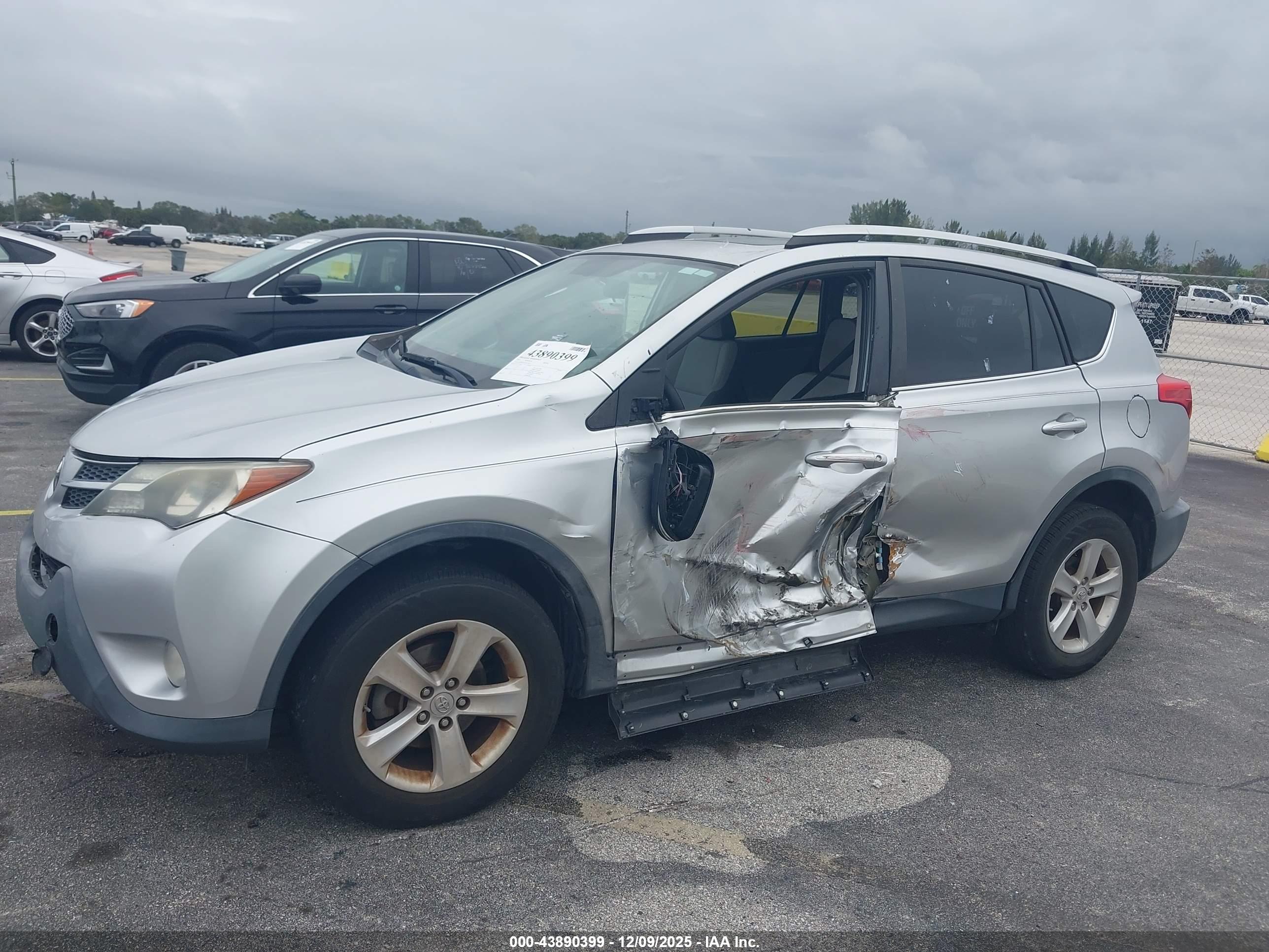 TOYOTA RAV4 image 6