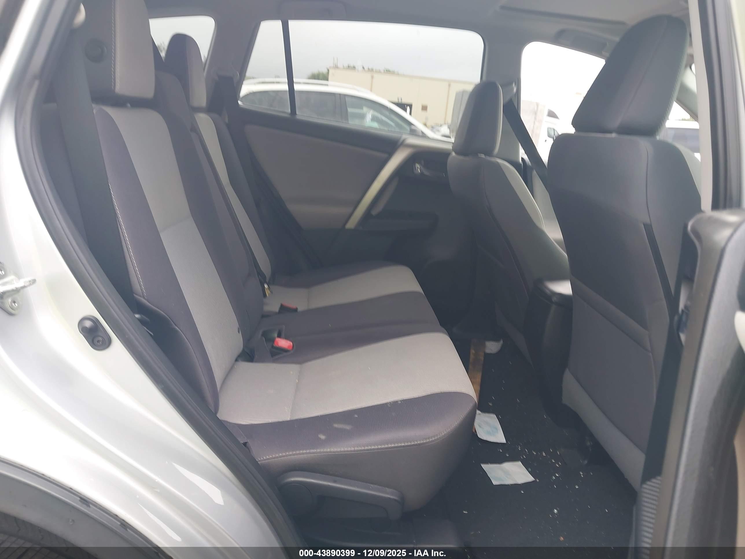 TOYOTA RAV4 image 8