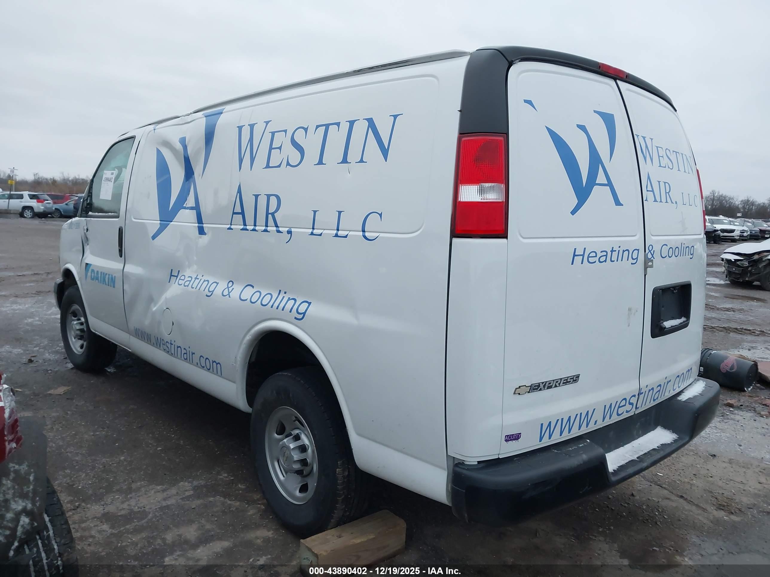 CHEVROLET EXPRESS image 3