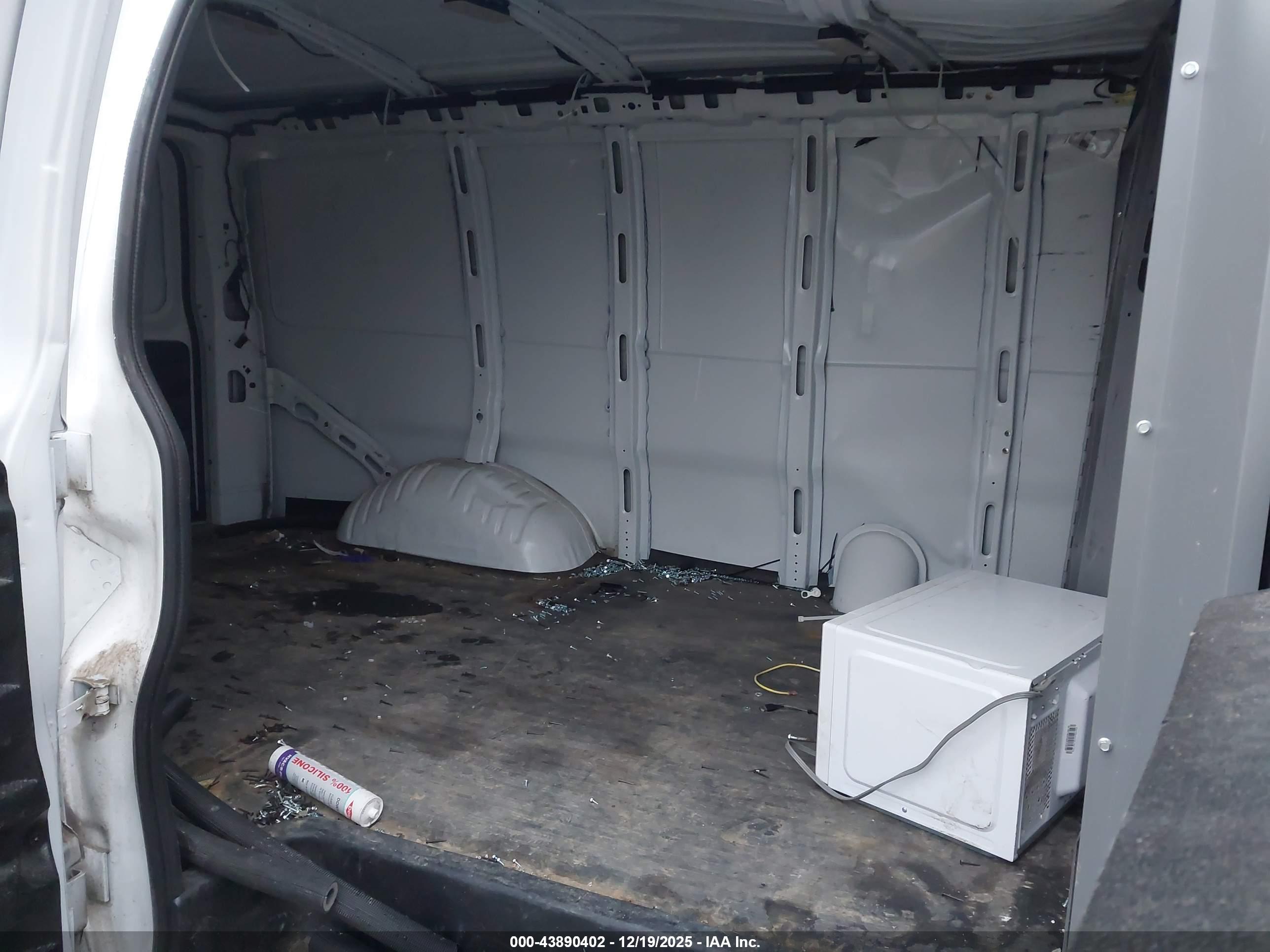 CHEVROLET EXPRESS image 8