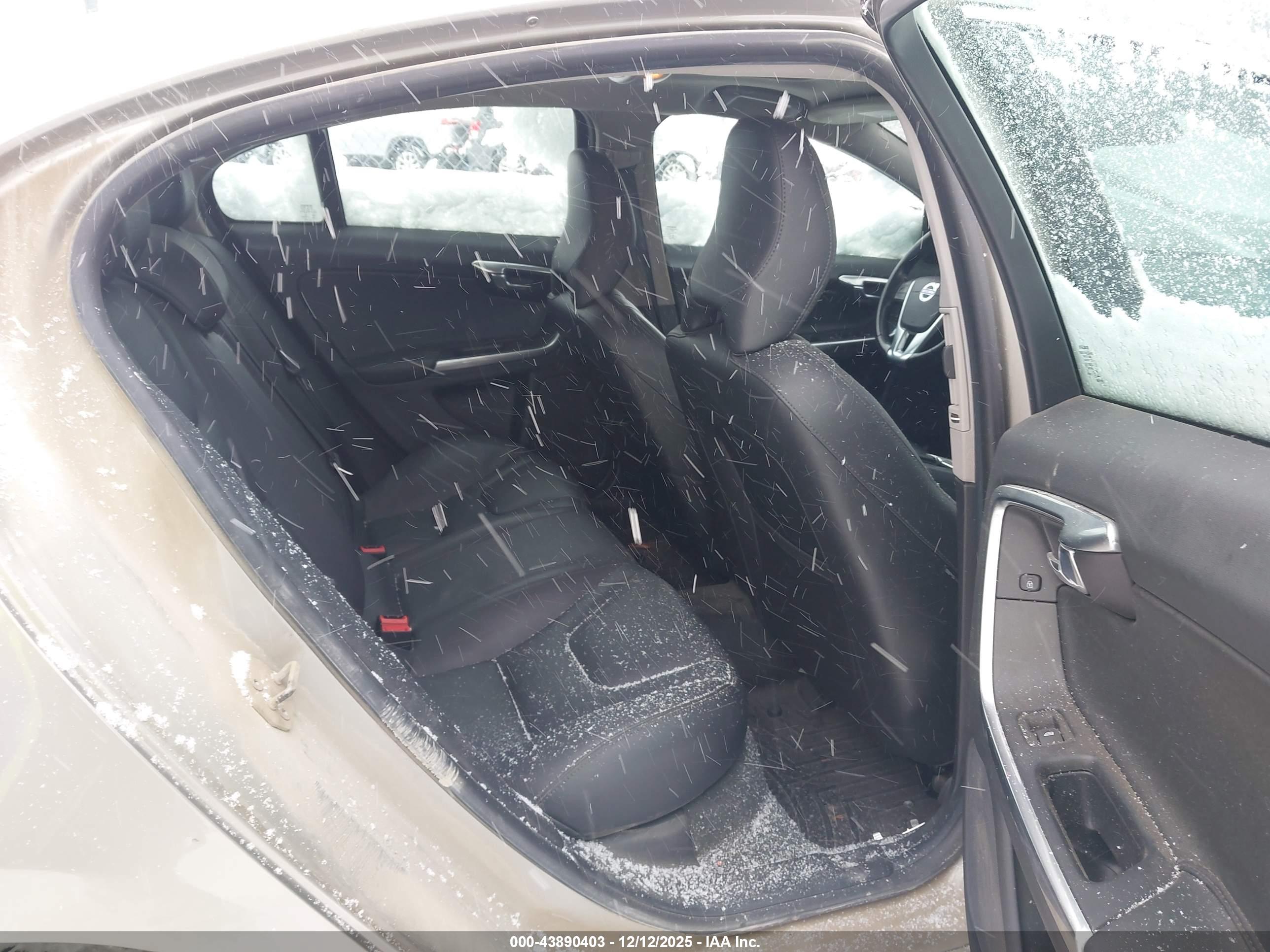 VOLVO S60 image 8