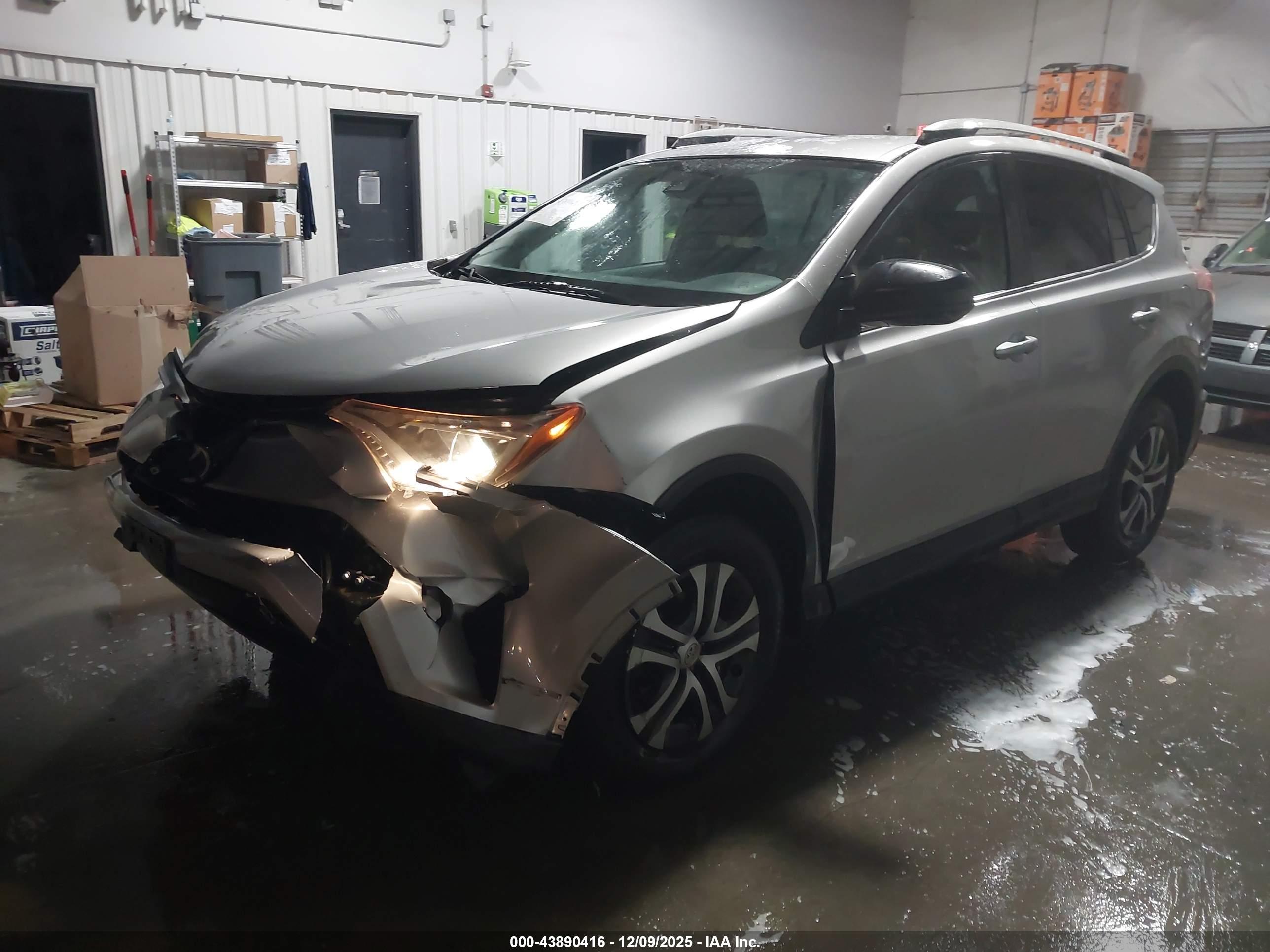 TOYOTA RAV4 image 2