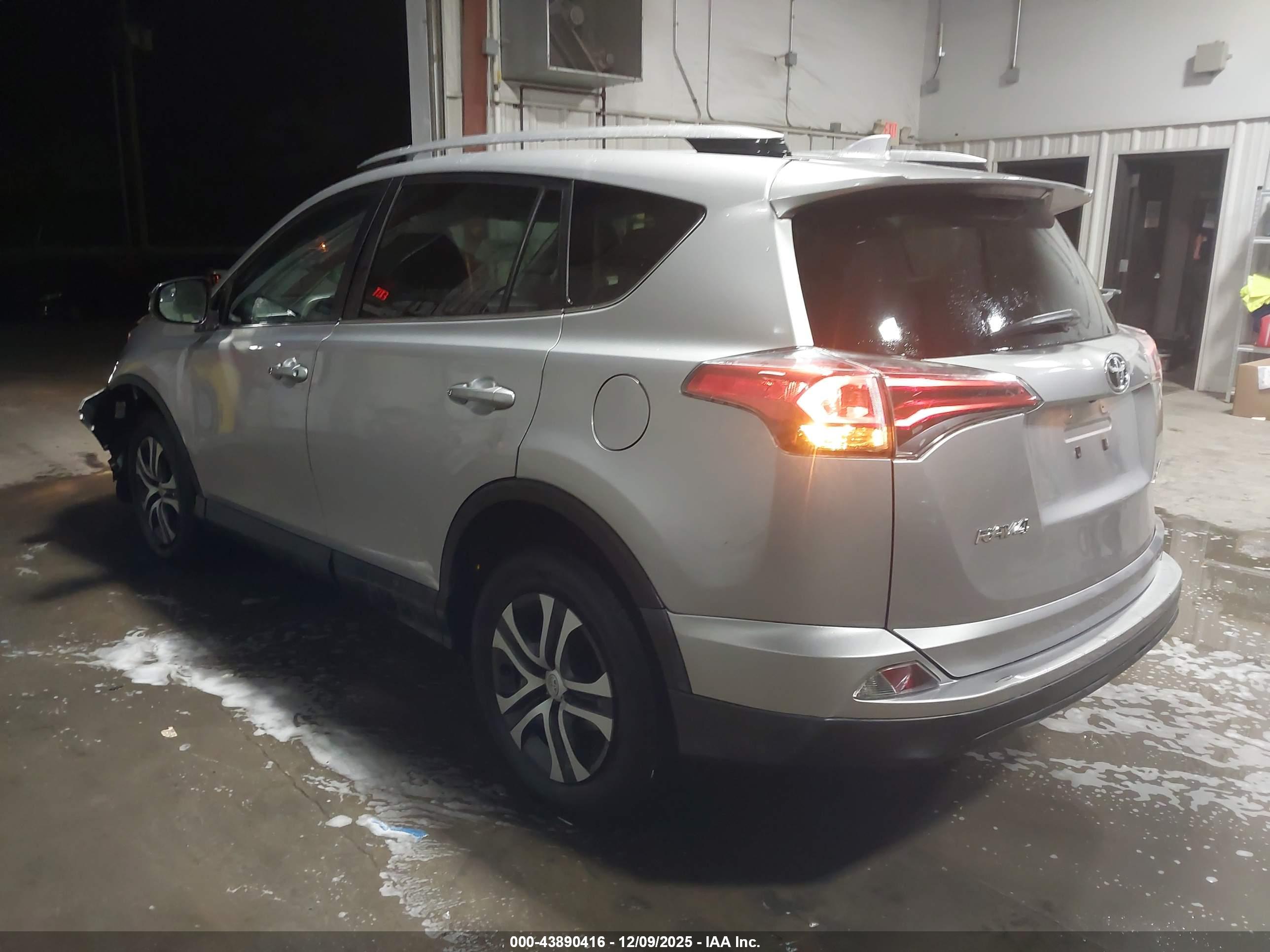 TOYOTA RAV4 image 3