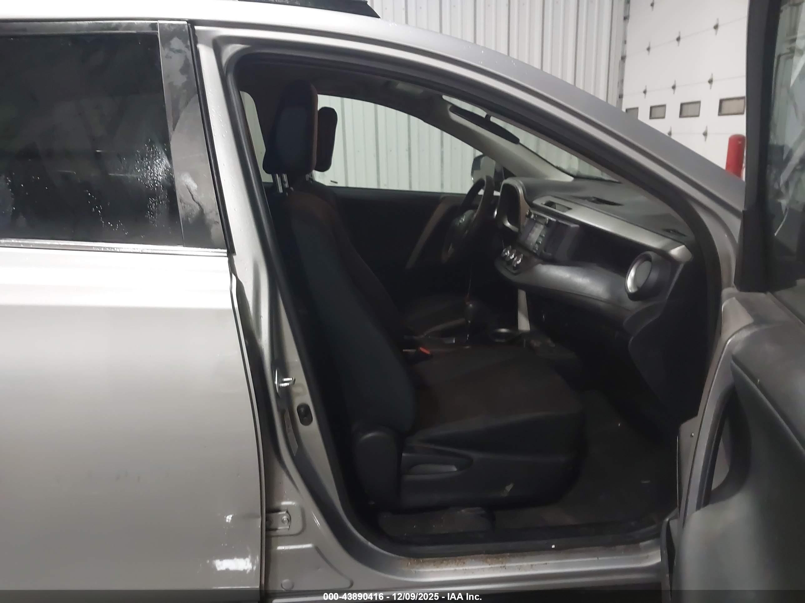 TOYOTA RAV4 image 5