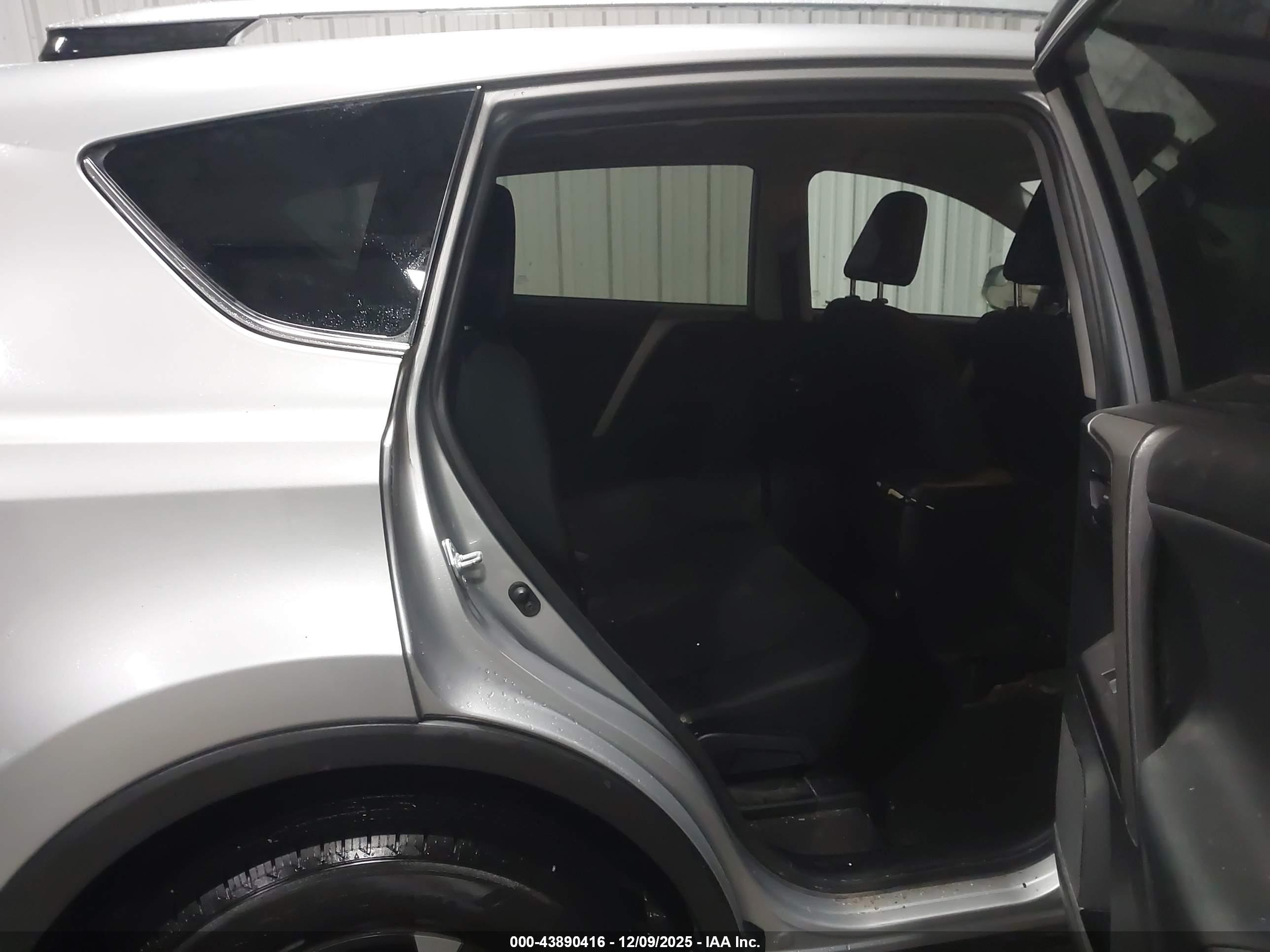 TOYOTA RAV4 image 8