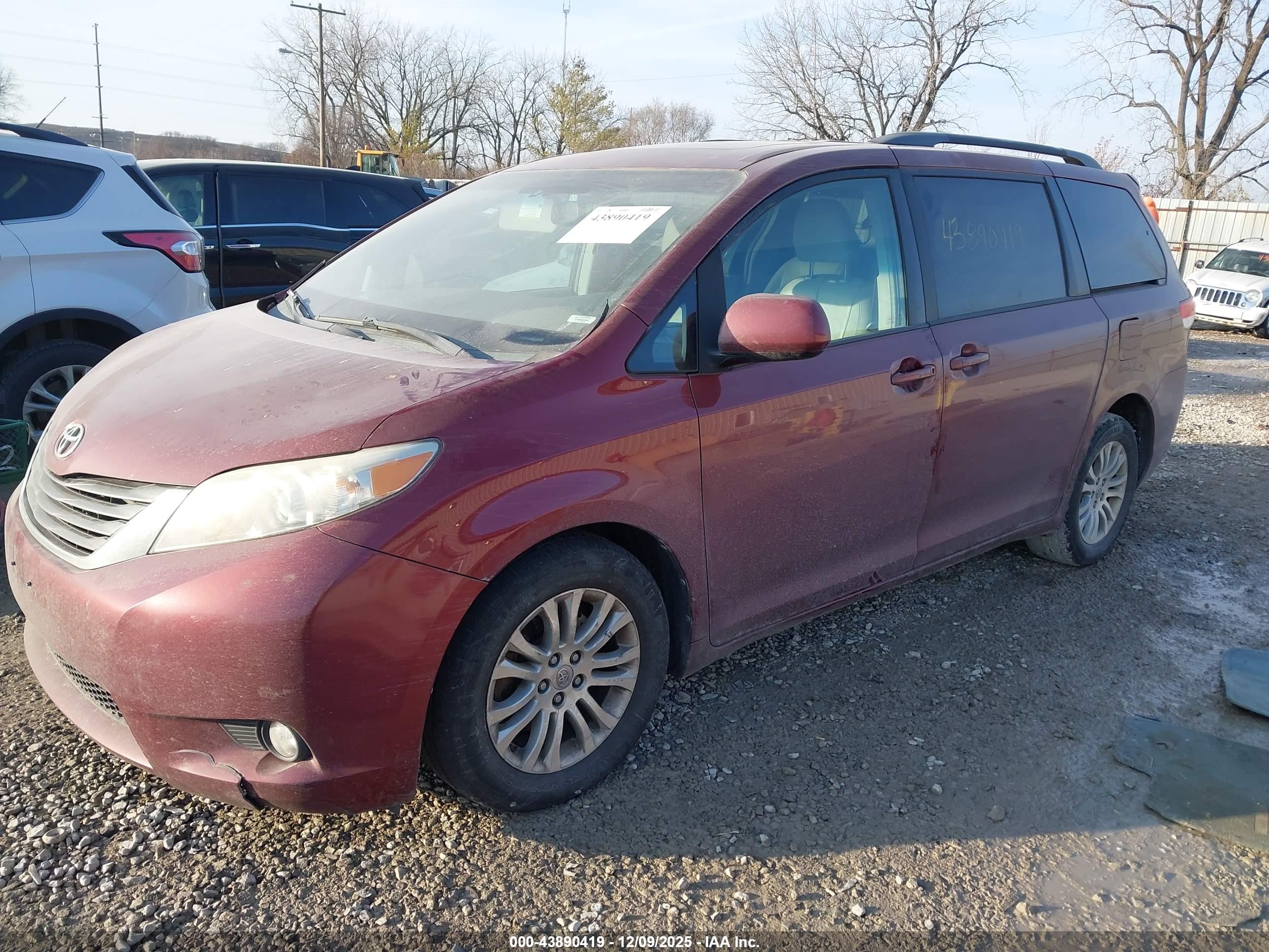 TOYOTA SIENNA image 2