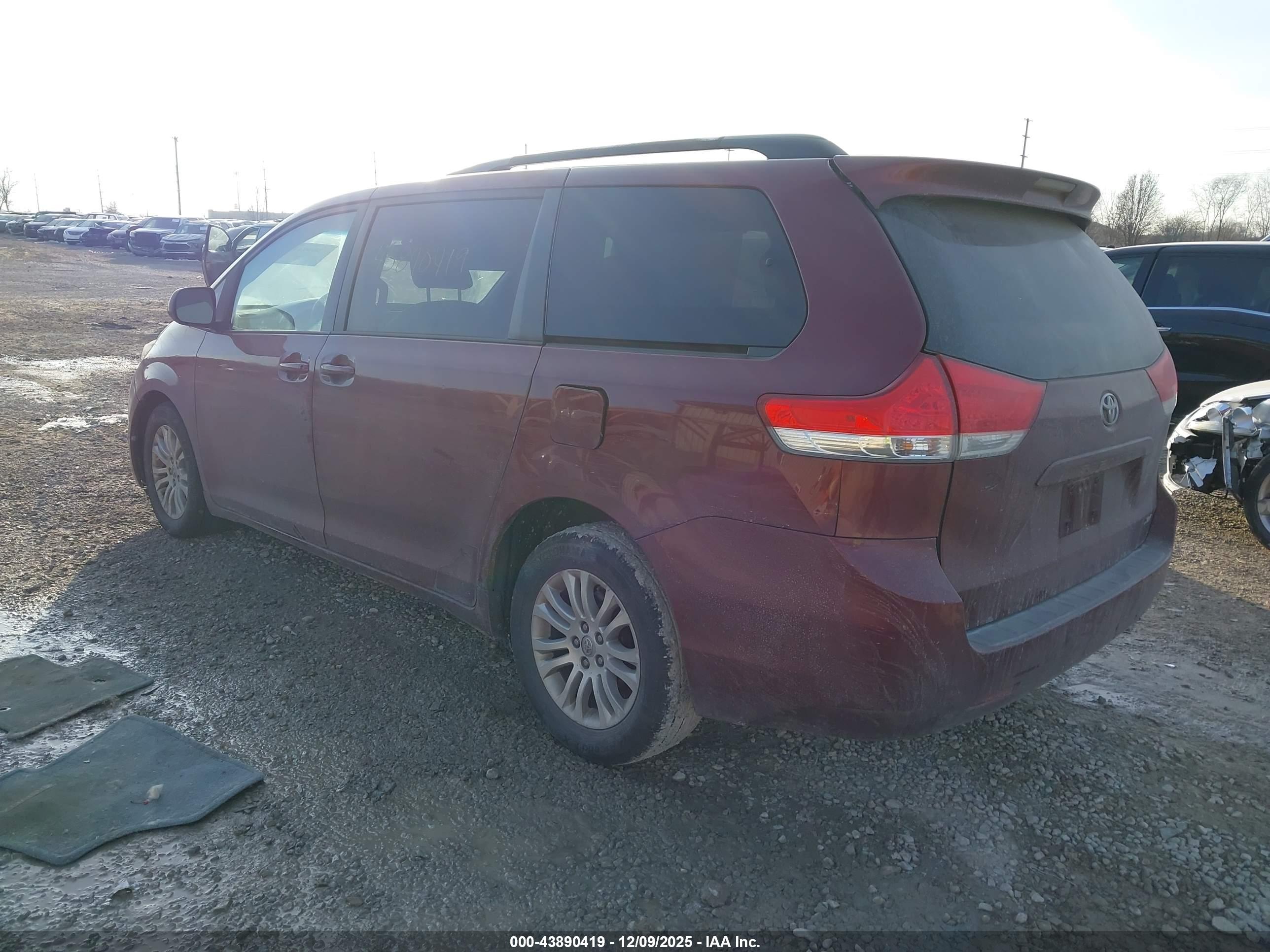 TOYOTA SIENNA image 3