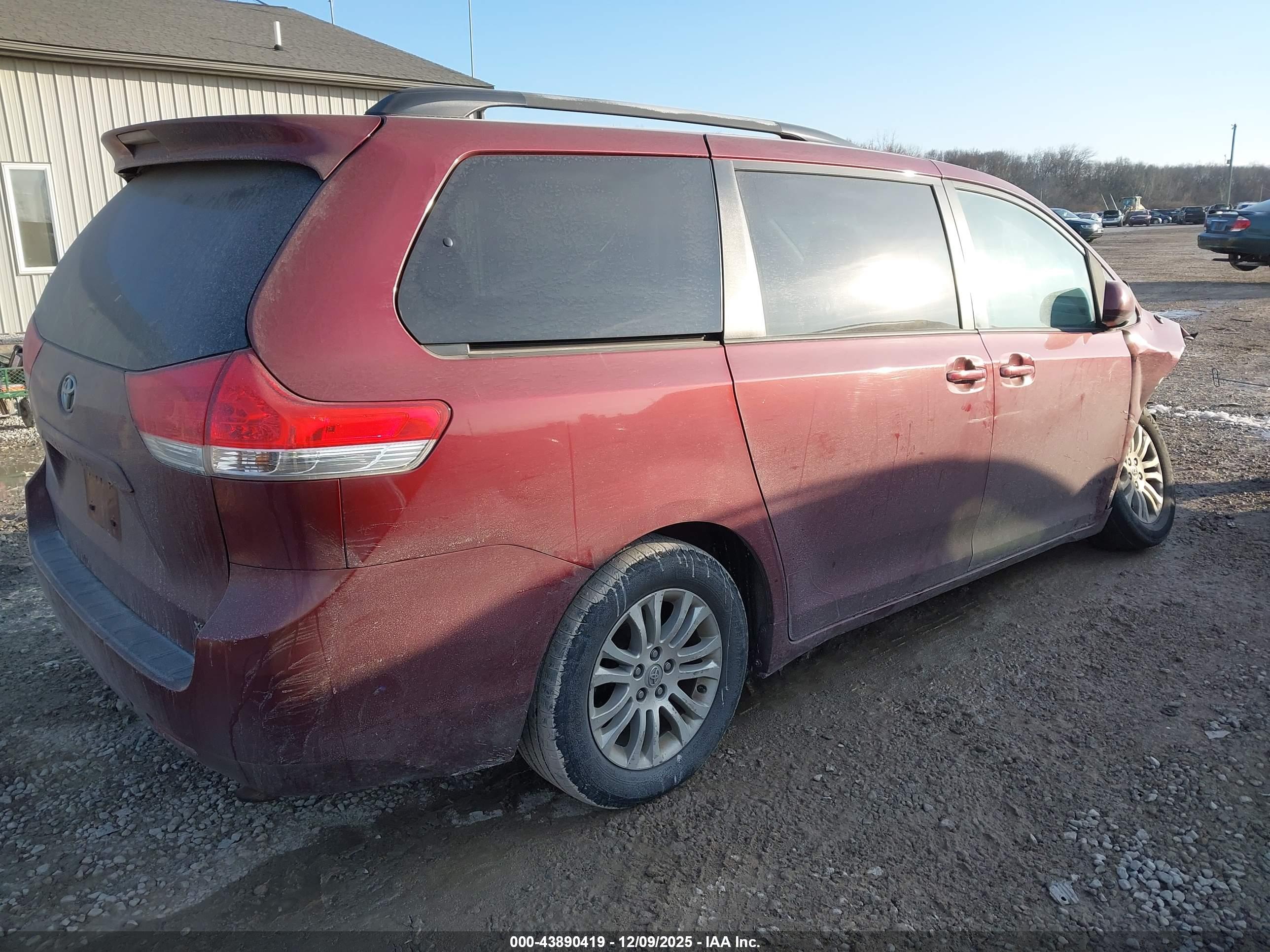 TOYOTA SIENNA image 4