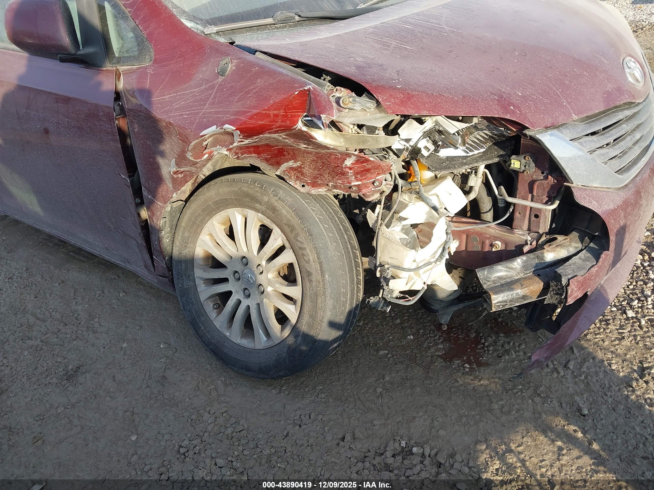 TOYOTA SIENNA image 6