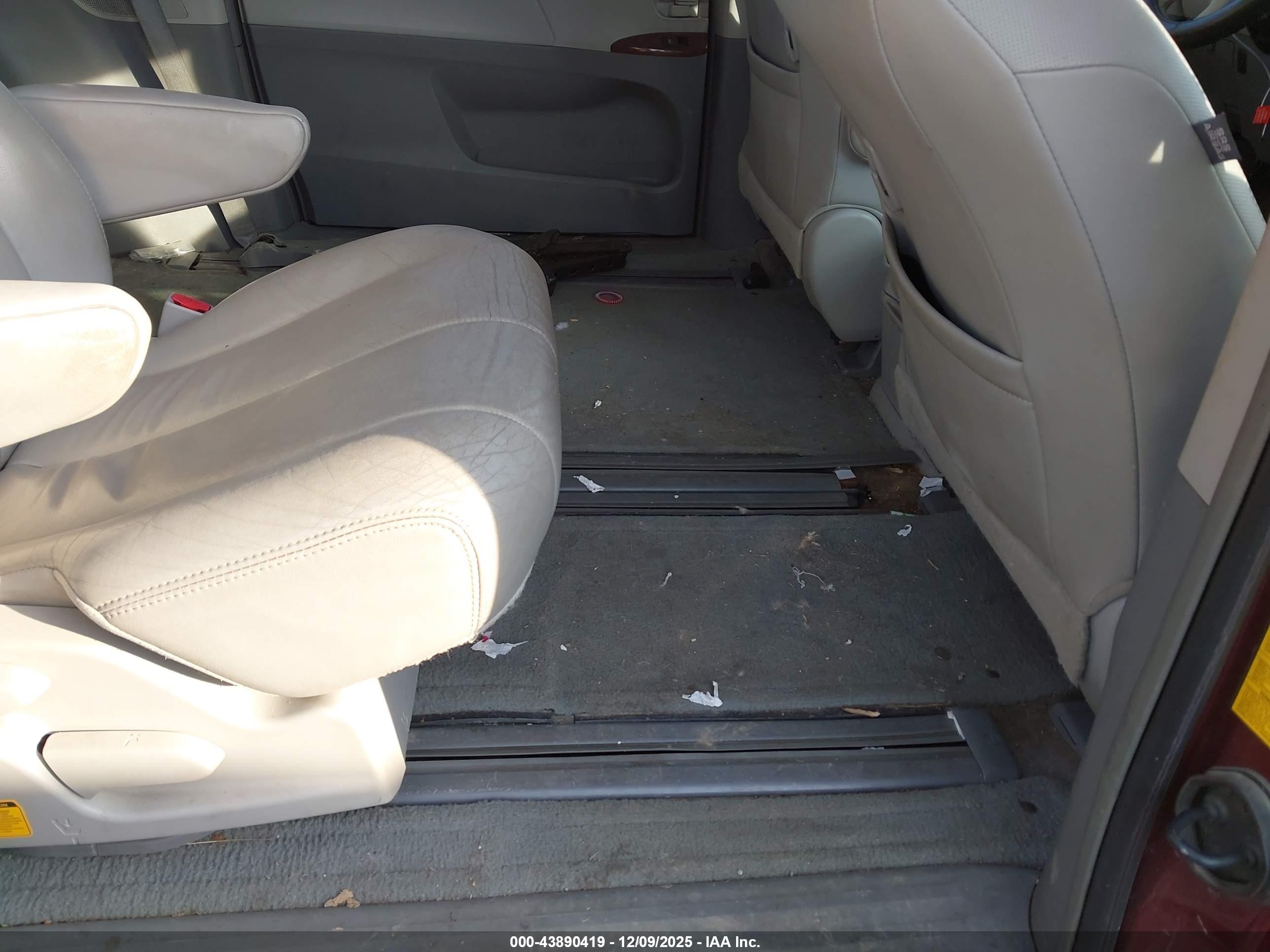 TOYOTA SIENNA image 8