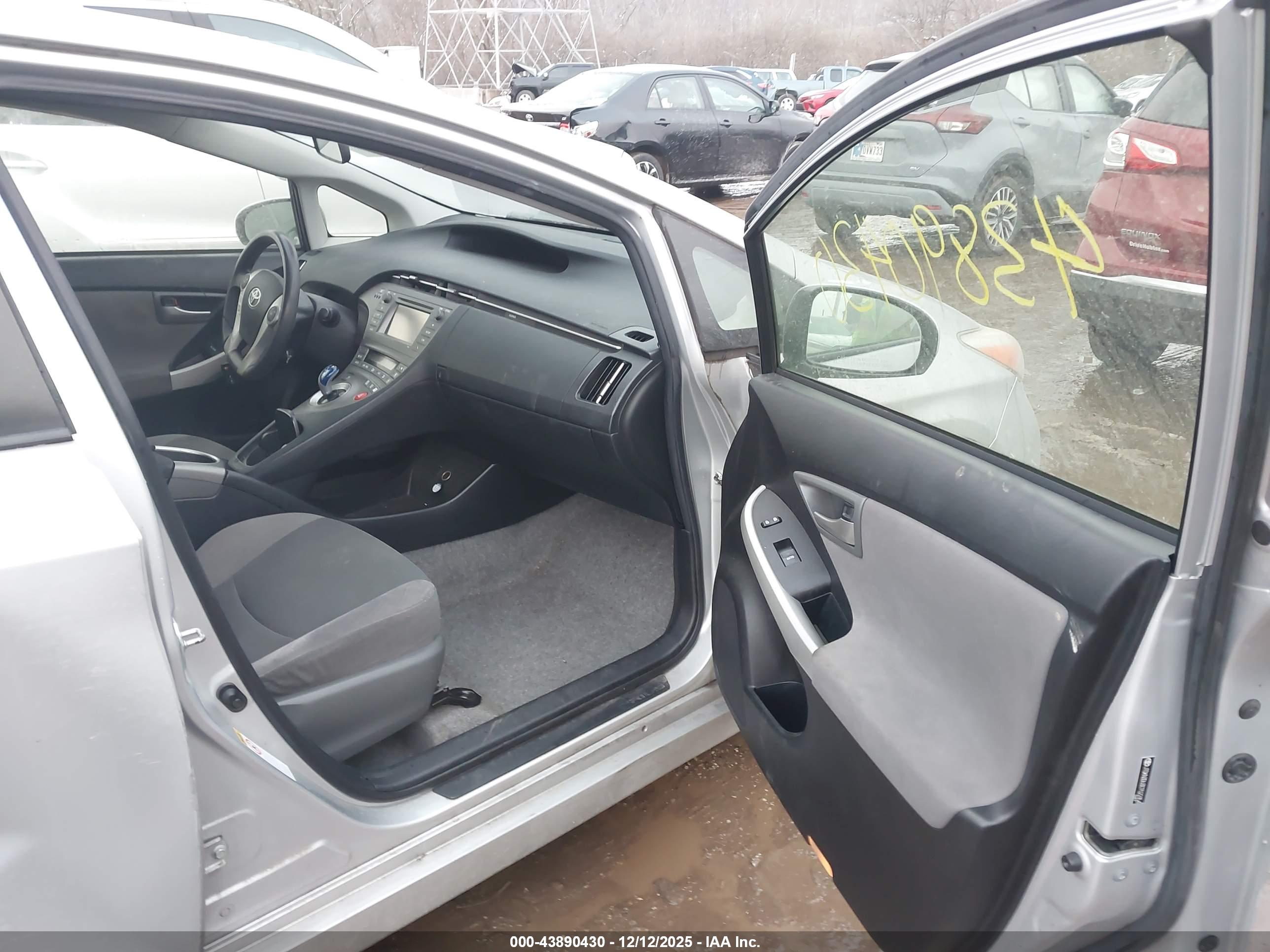 TOYOTA PRIUS image 5