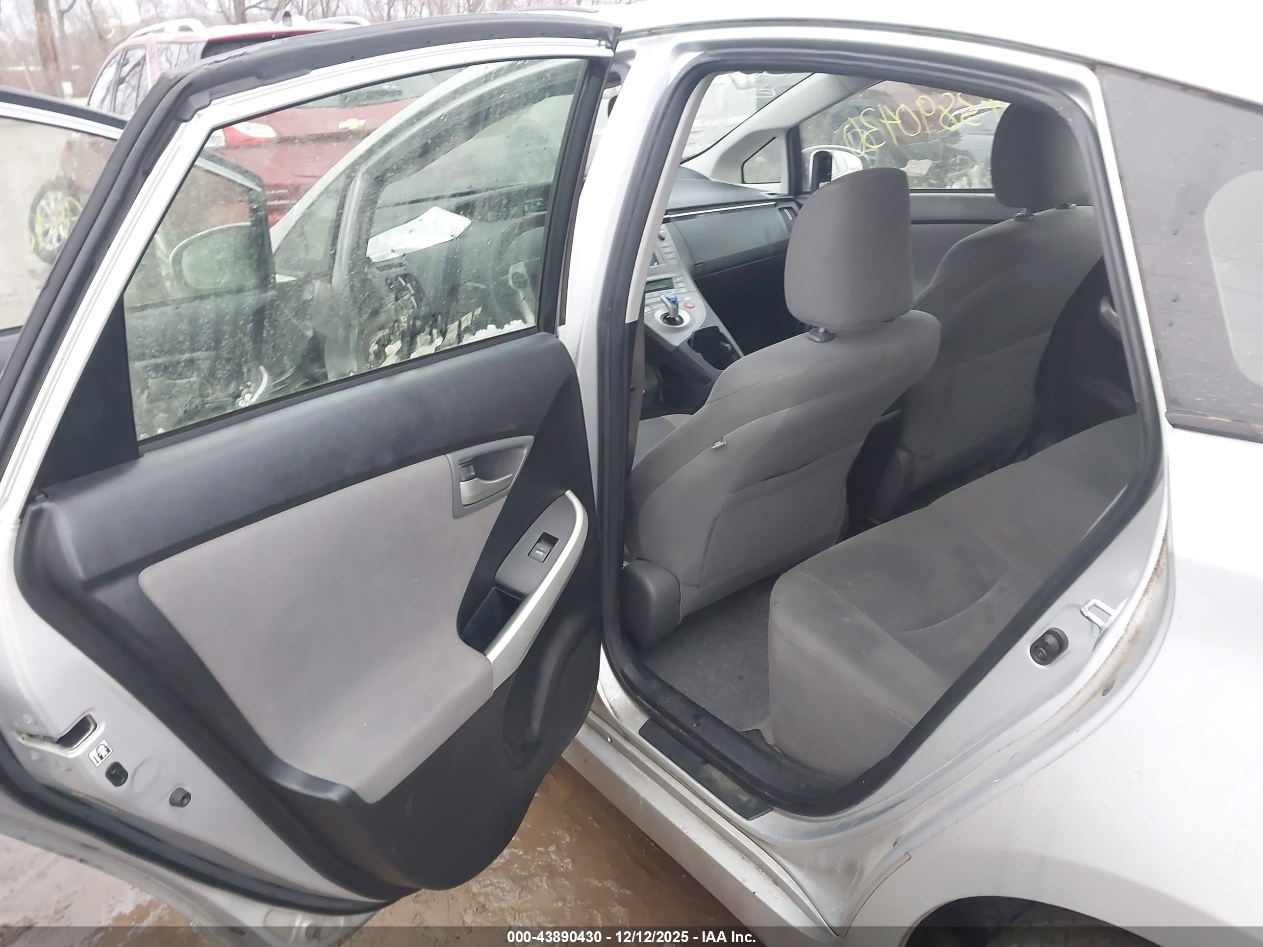 TOYOTA PRIUS image 8