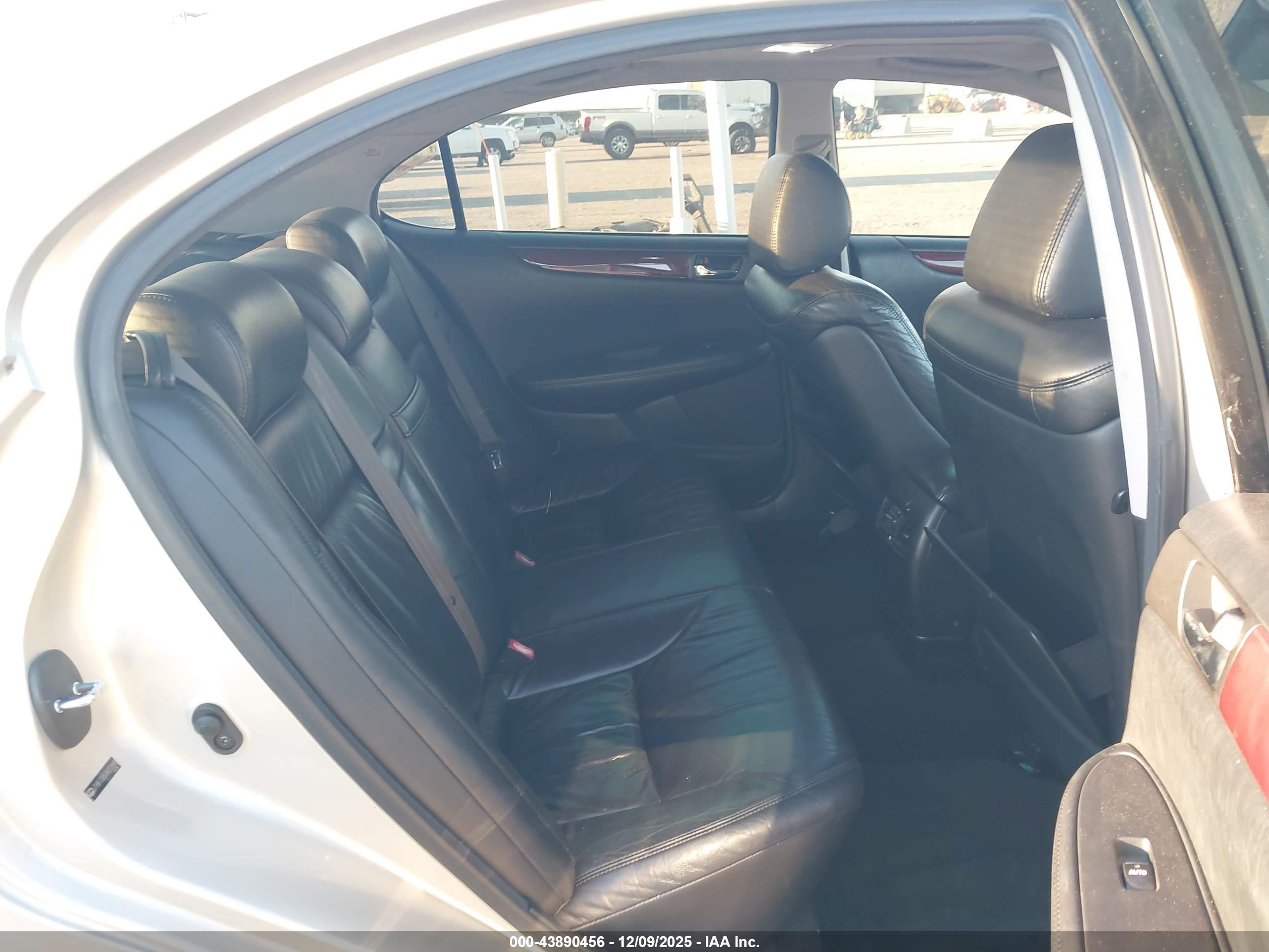 LEXUS ES image 8