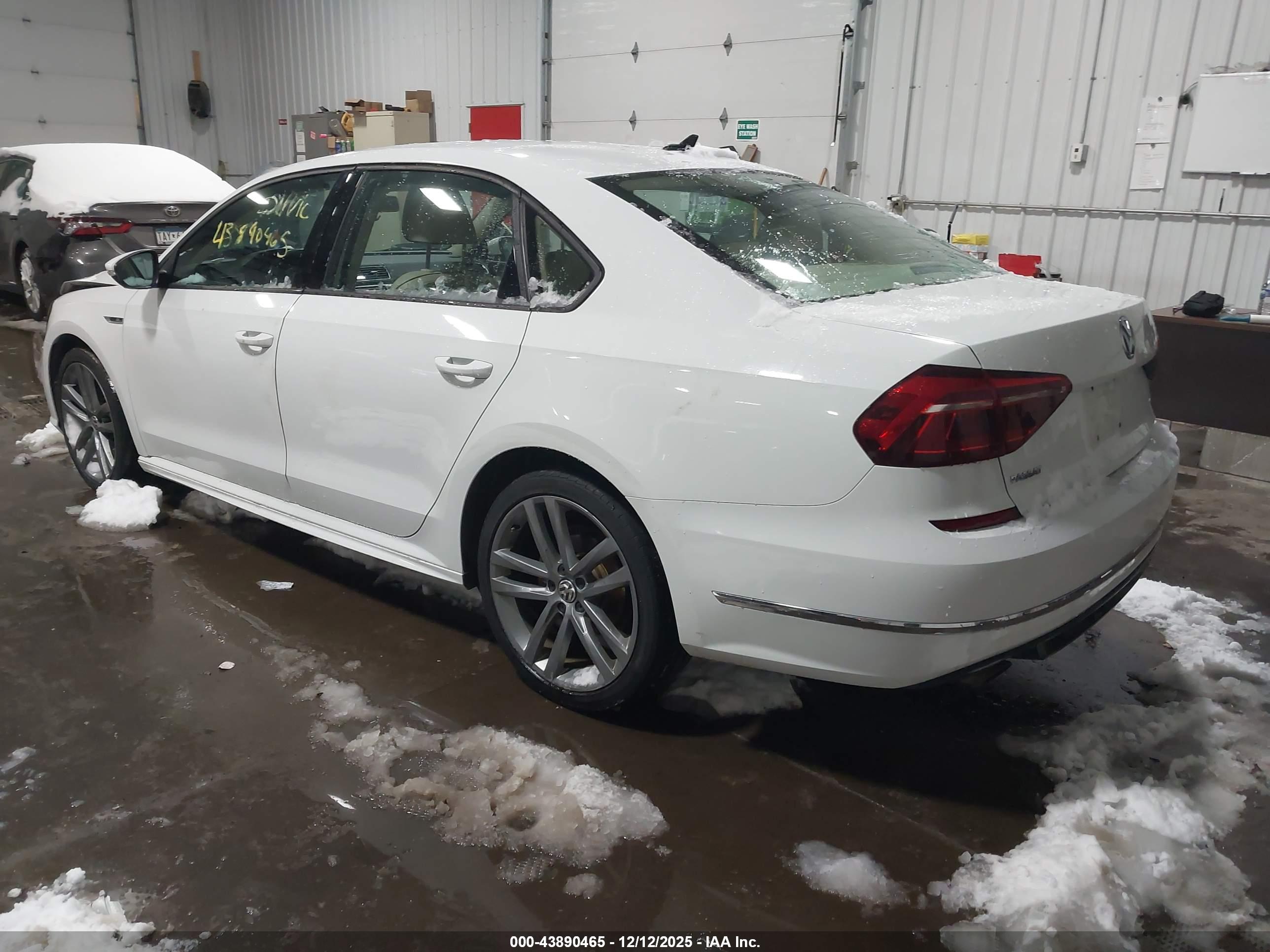 VOLKSWAGEN PASSAT image 3
