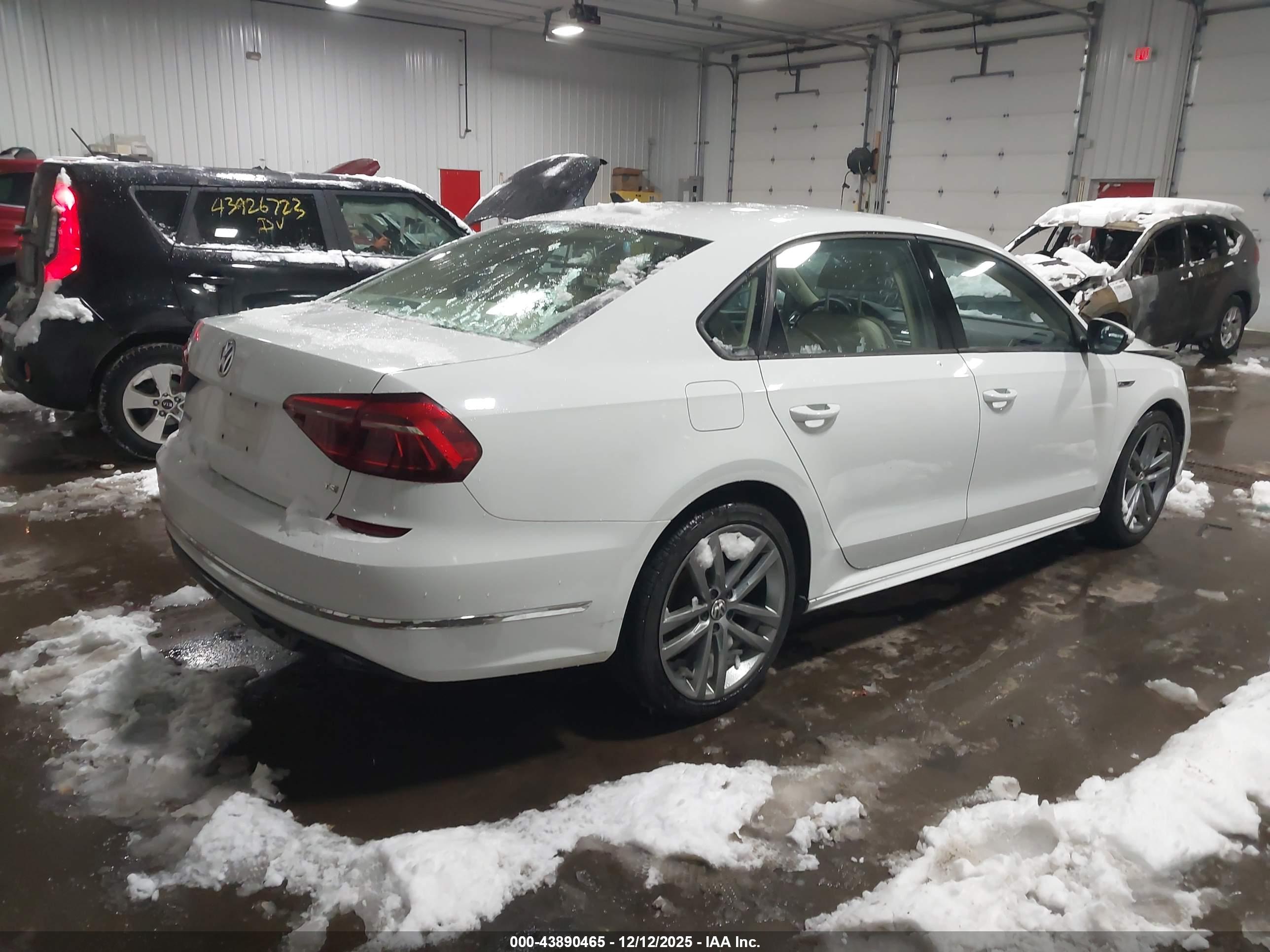 VOLKSWAGEN PASSAT image 4