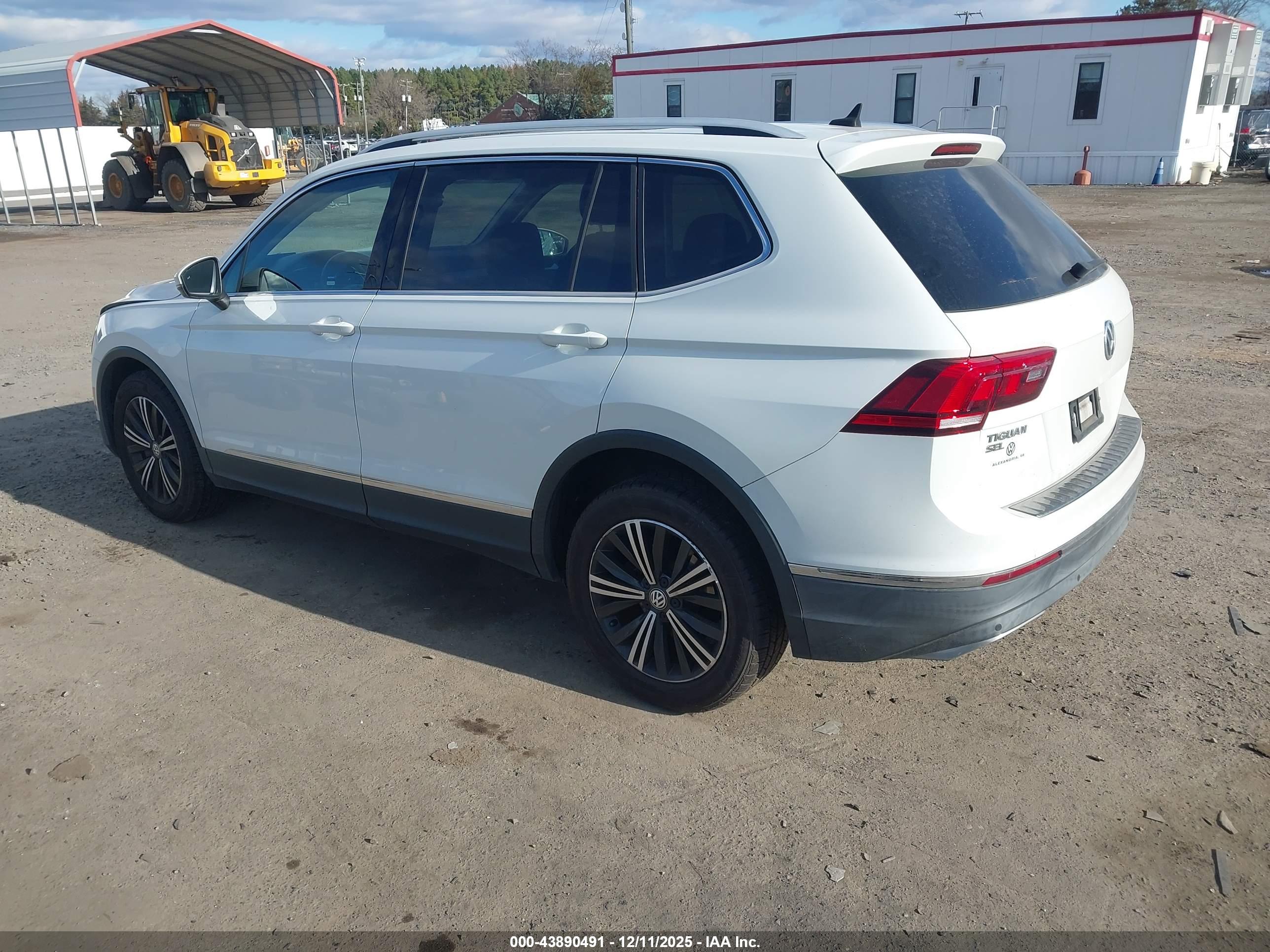 VOLKSWAGEN TIGUAN image 3