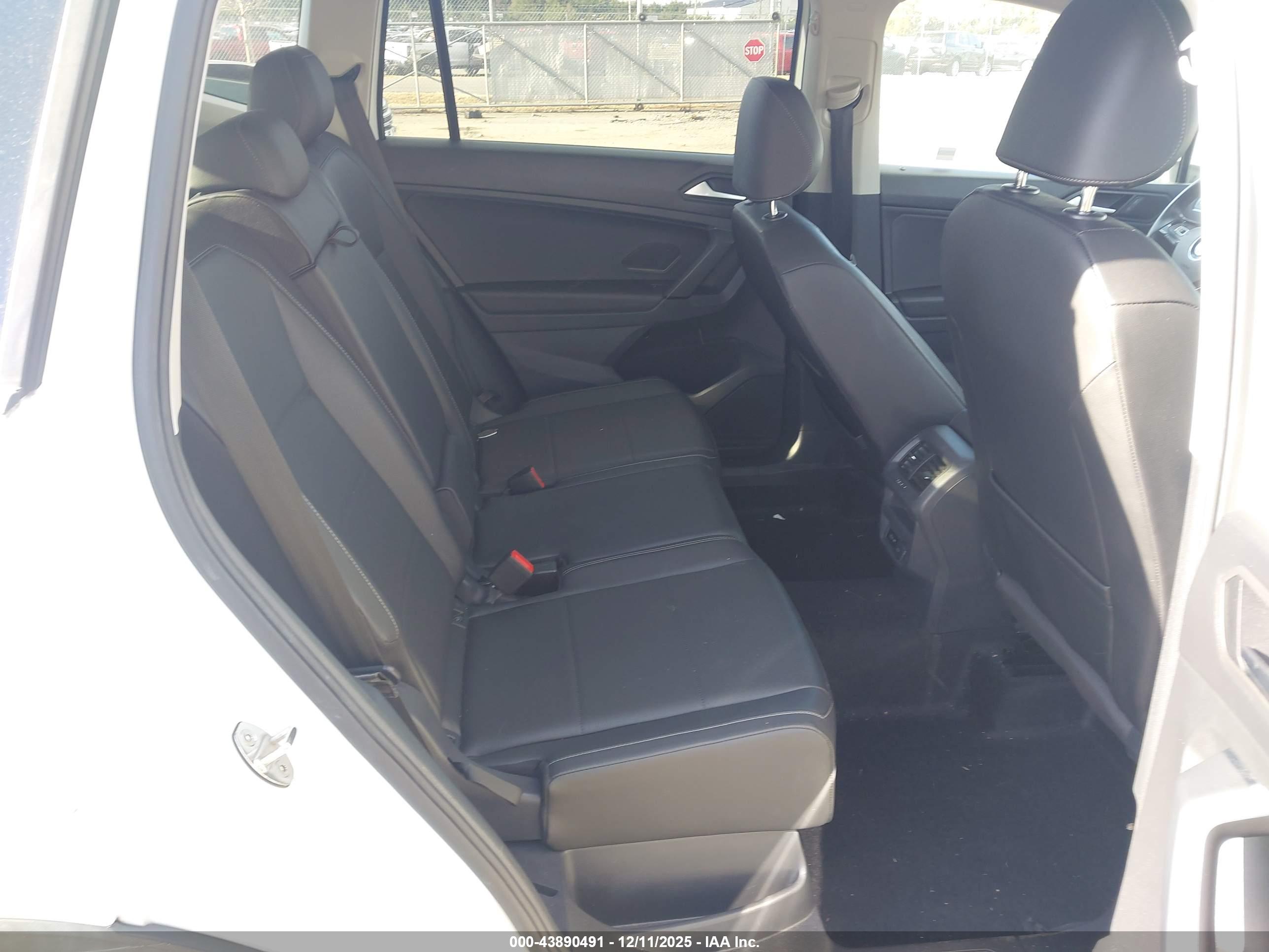 VOLKSWAGEN TIGUAN image 8