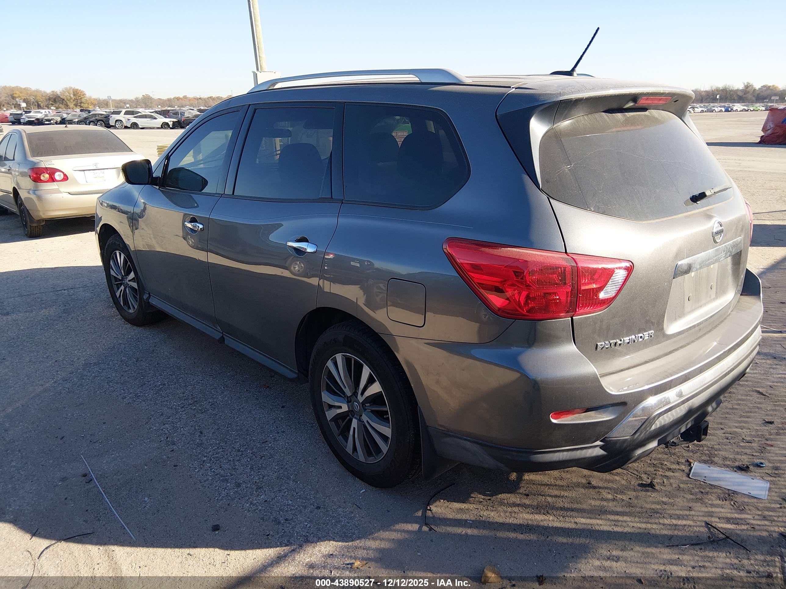 NISSAN PATHFINDER image 3