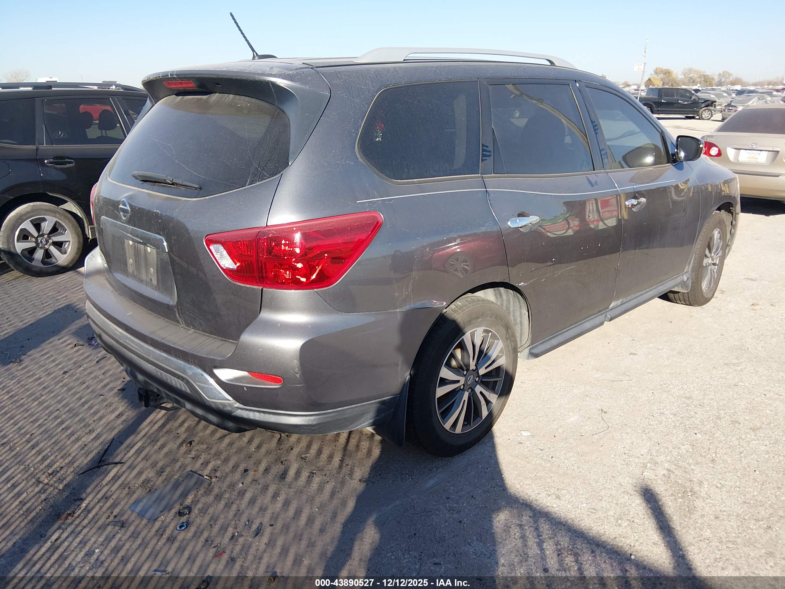 NISSAN PATHFINDER image 4