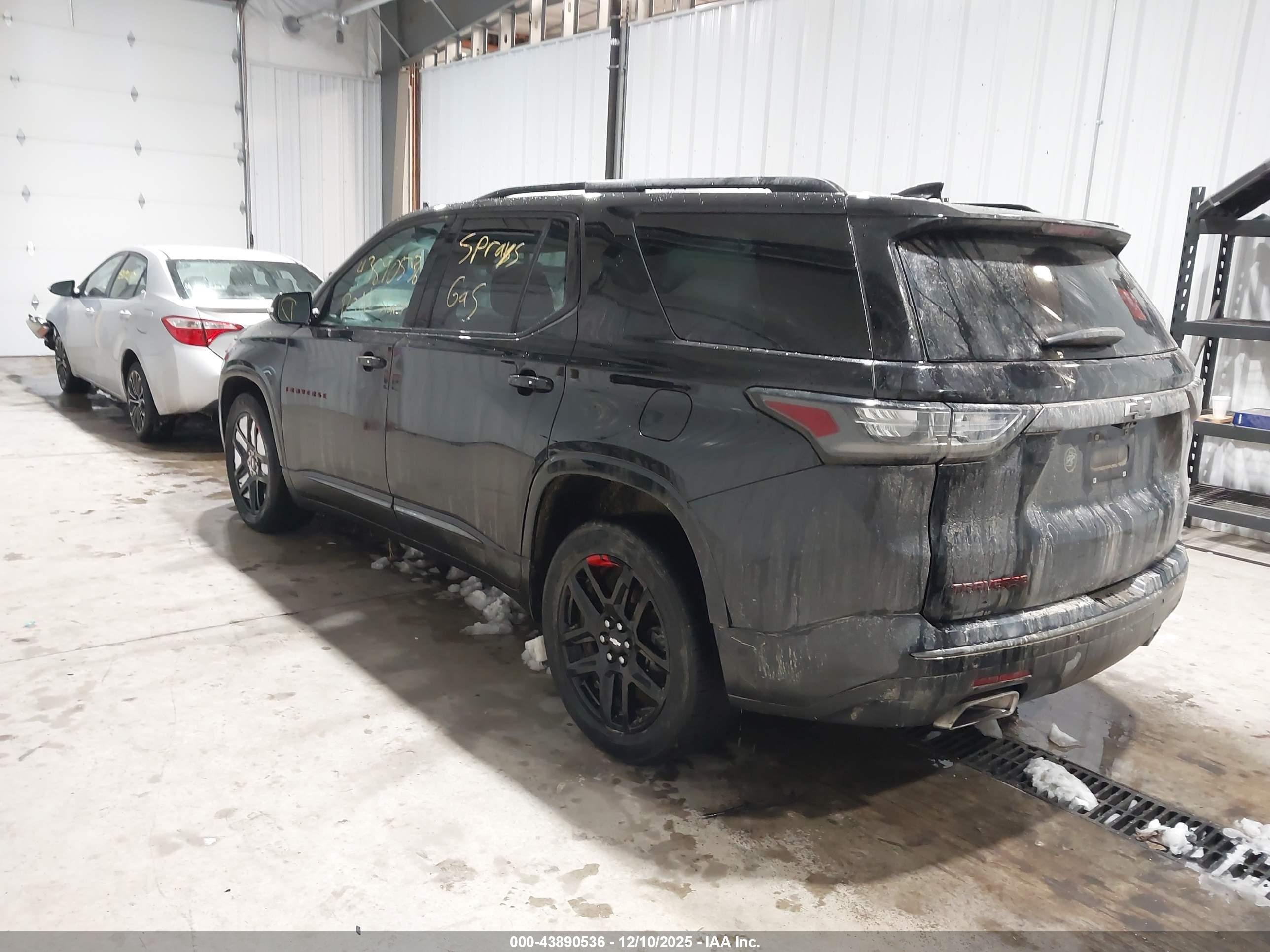CHEVROLET TRAVERSE image 3