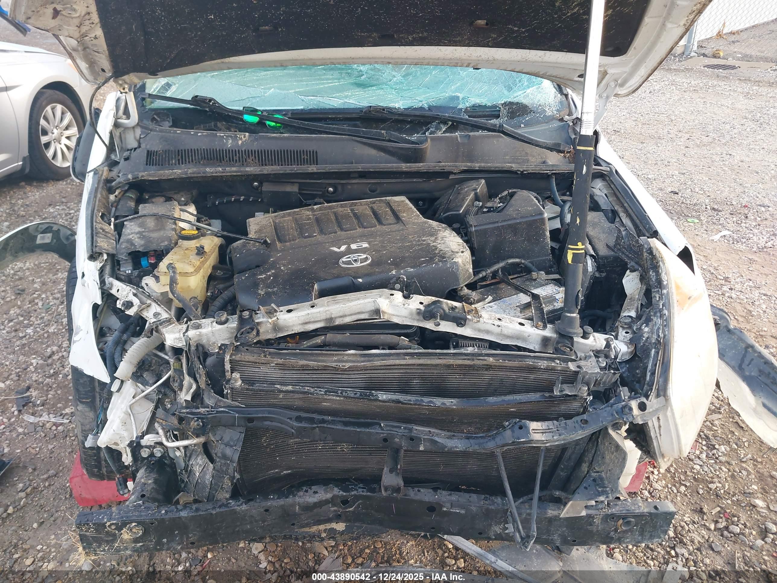 TOYOTA RAV4 image 10