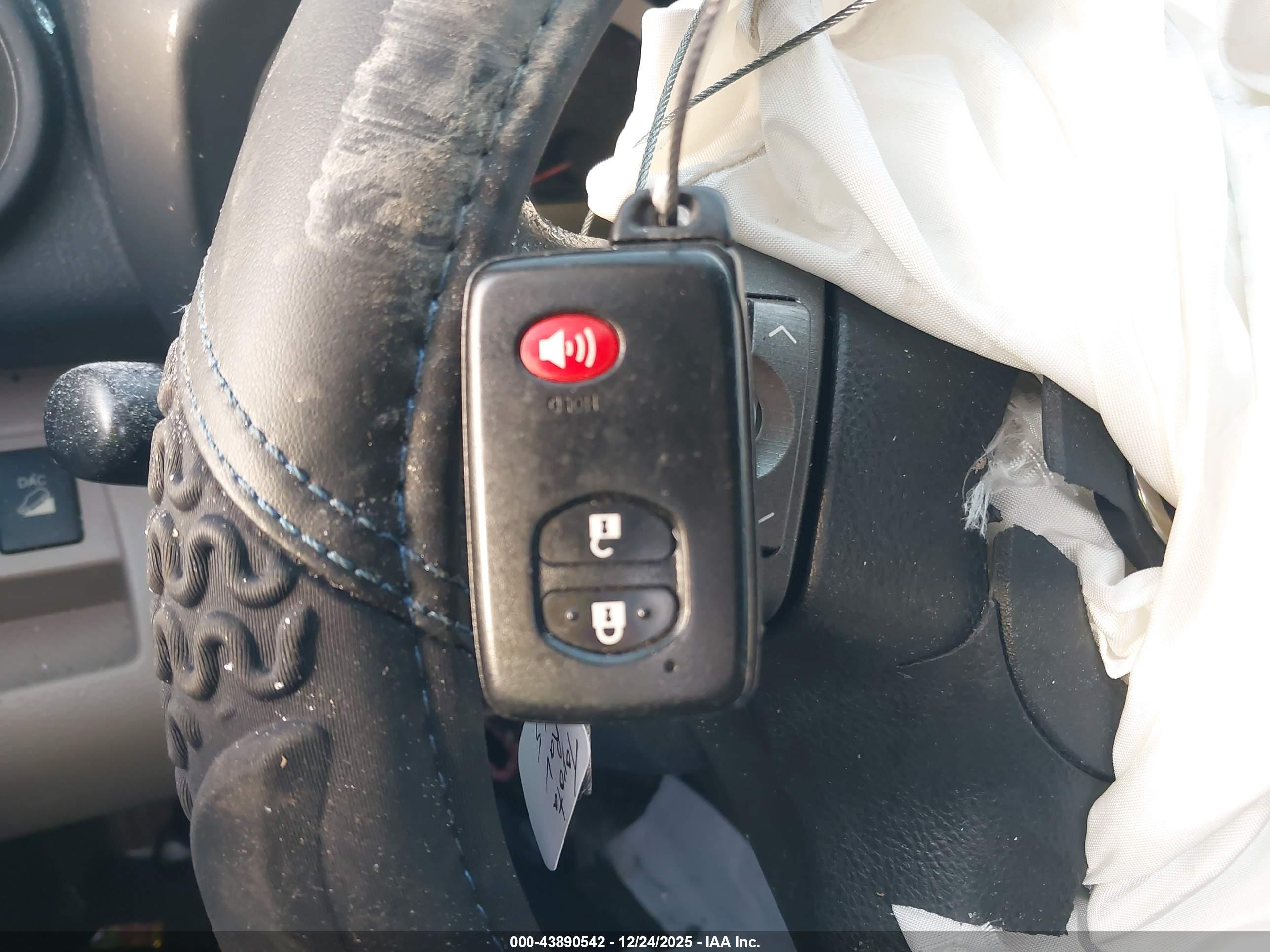 TOYOTA RAV4 image 11