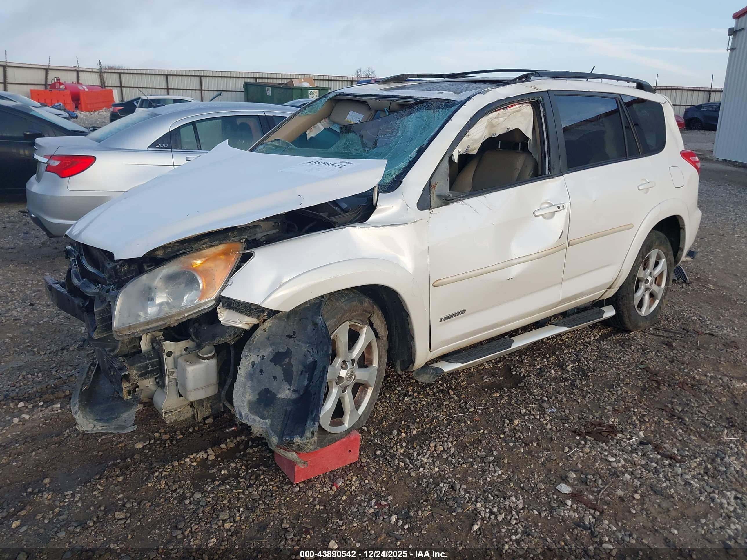 TOYOTA RAV4 image 2