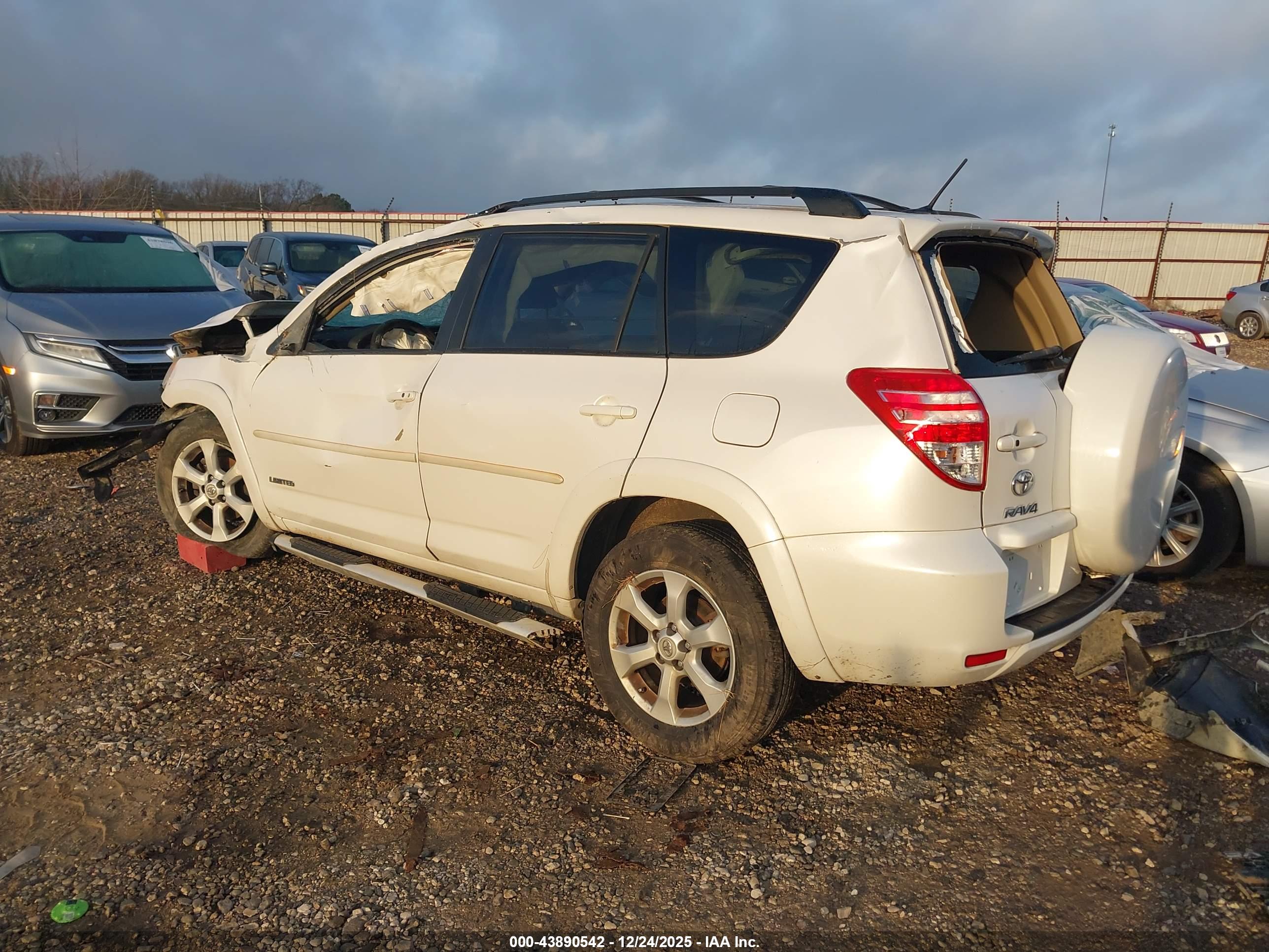 TOYOTA RAV4 image 3