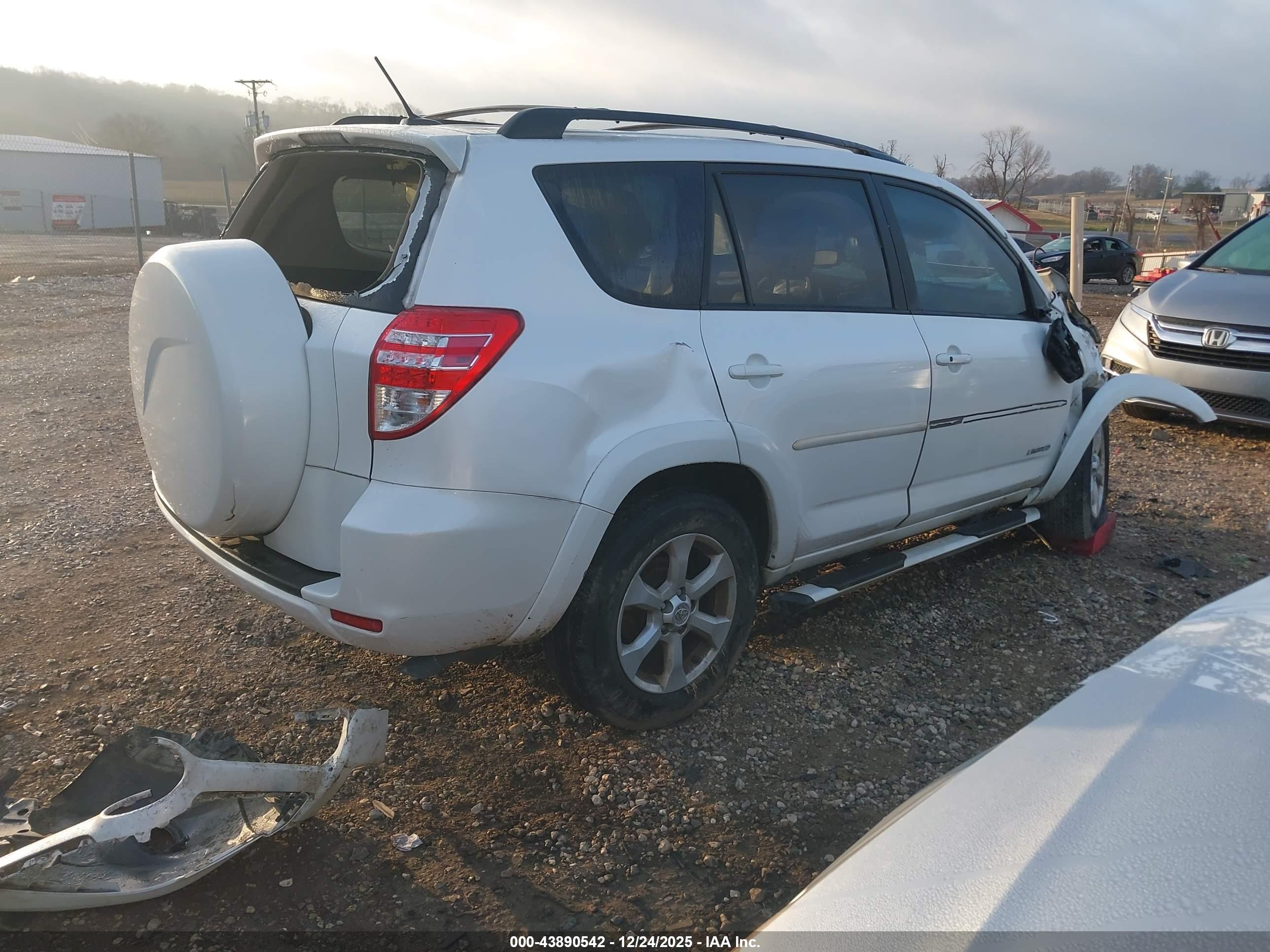 TOYOTA RAV4 image 4