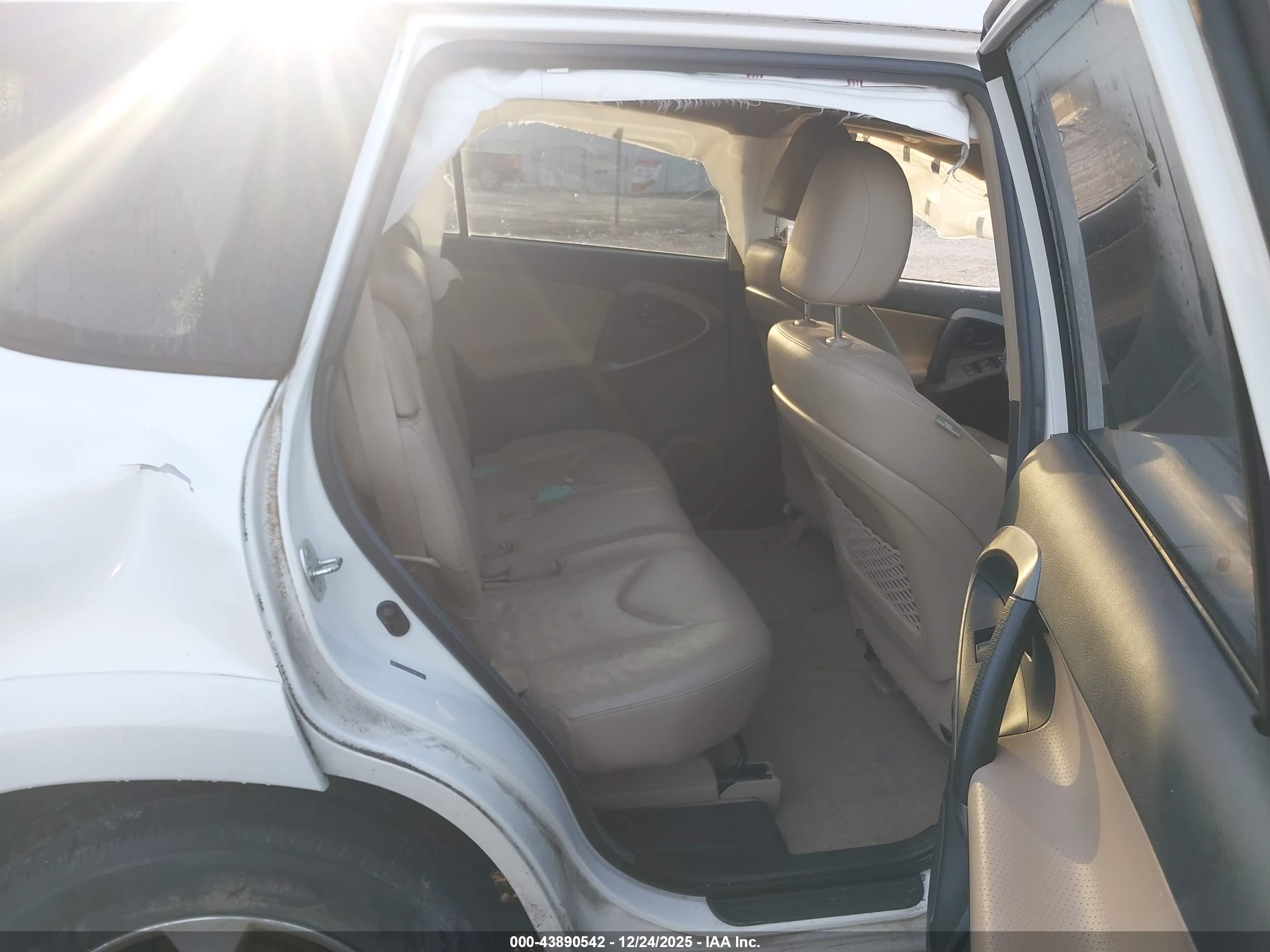 TOYOTA RAV4 image 8