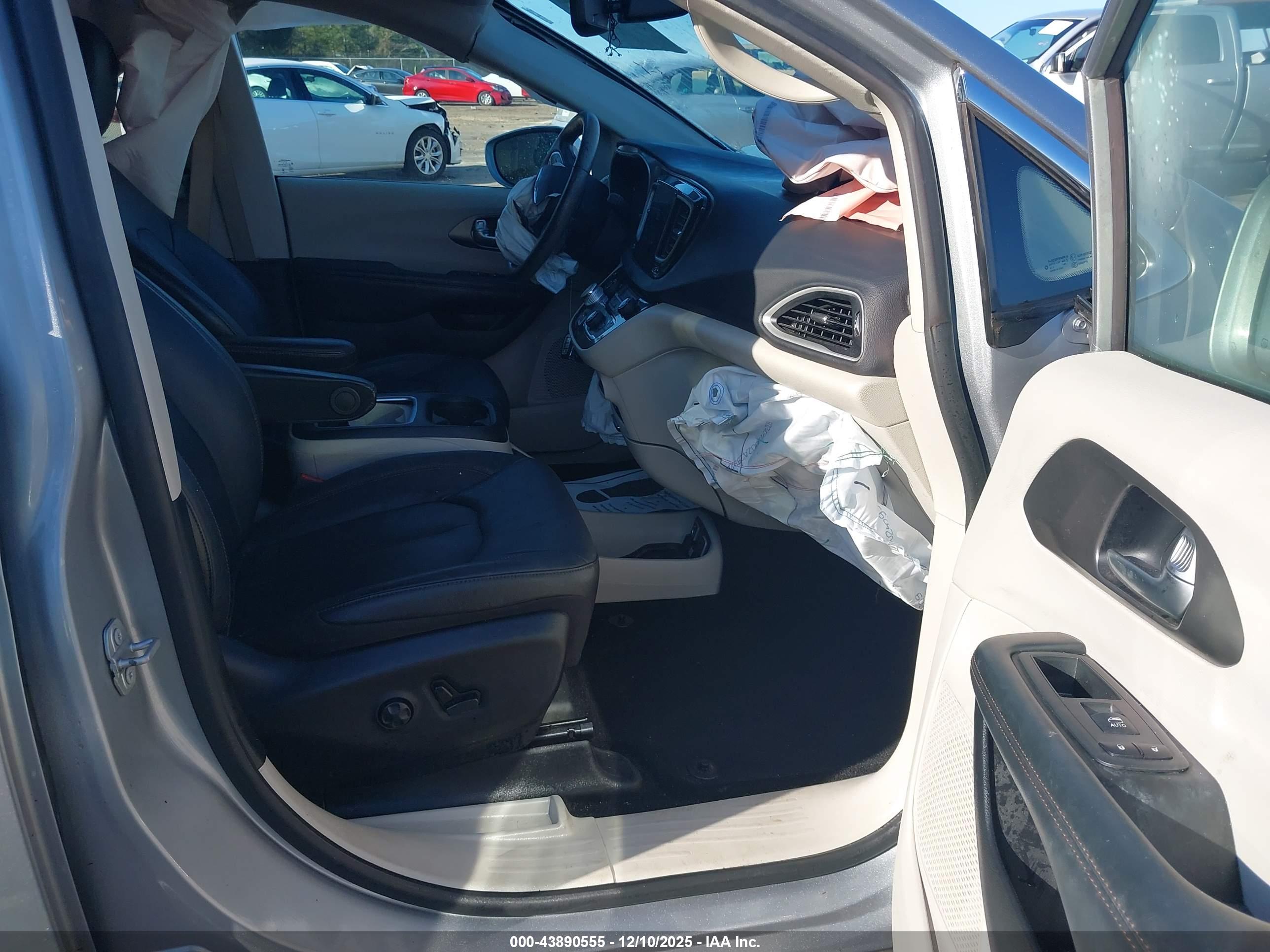 CHRYSLER PACIFICA image 5