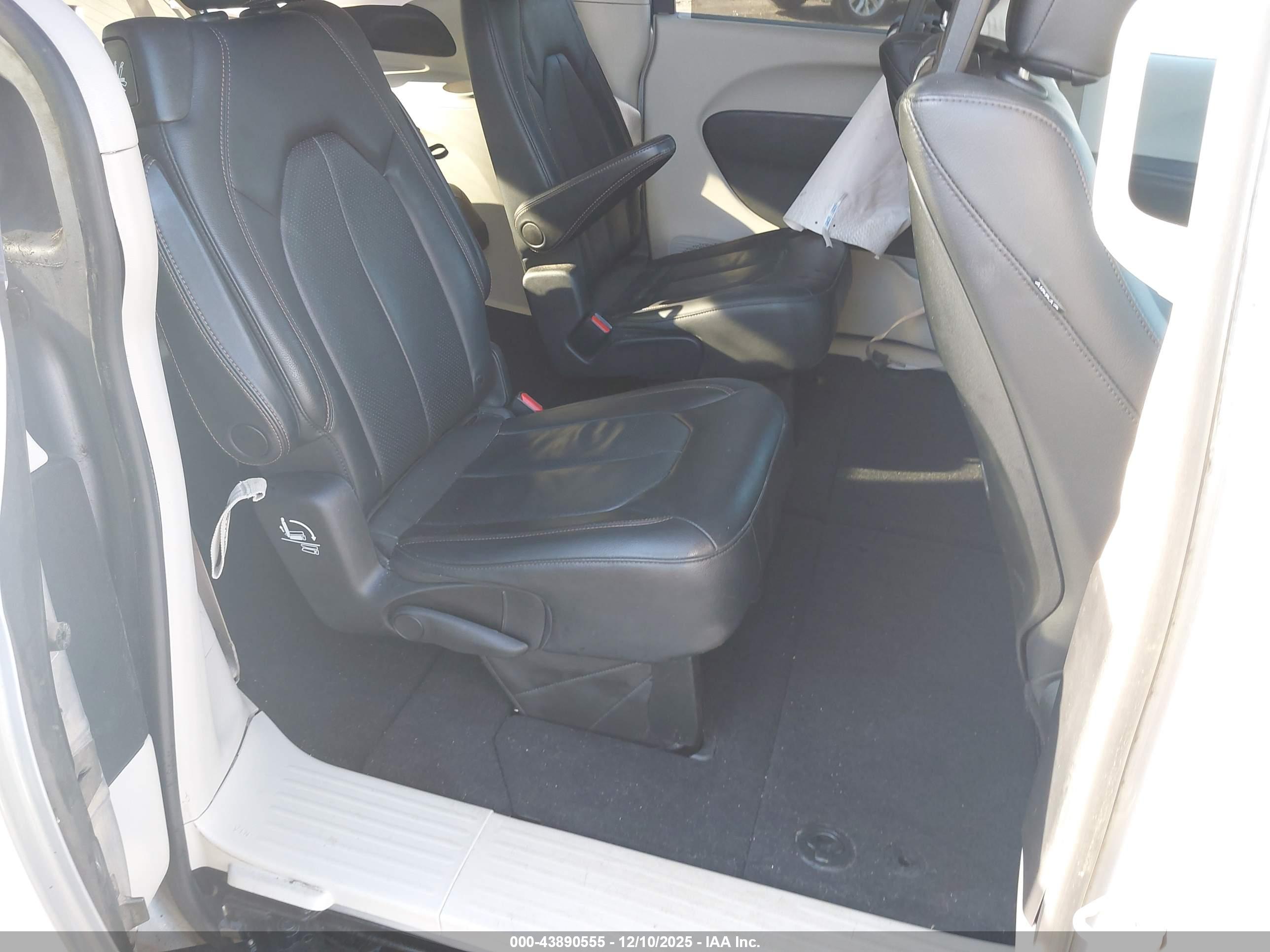 CHRYSLER PACIFICA image 8