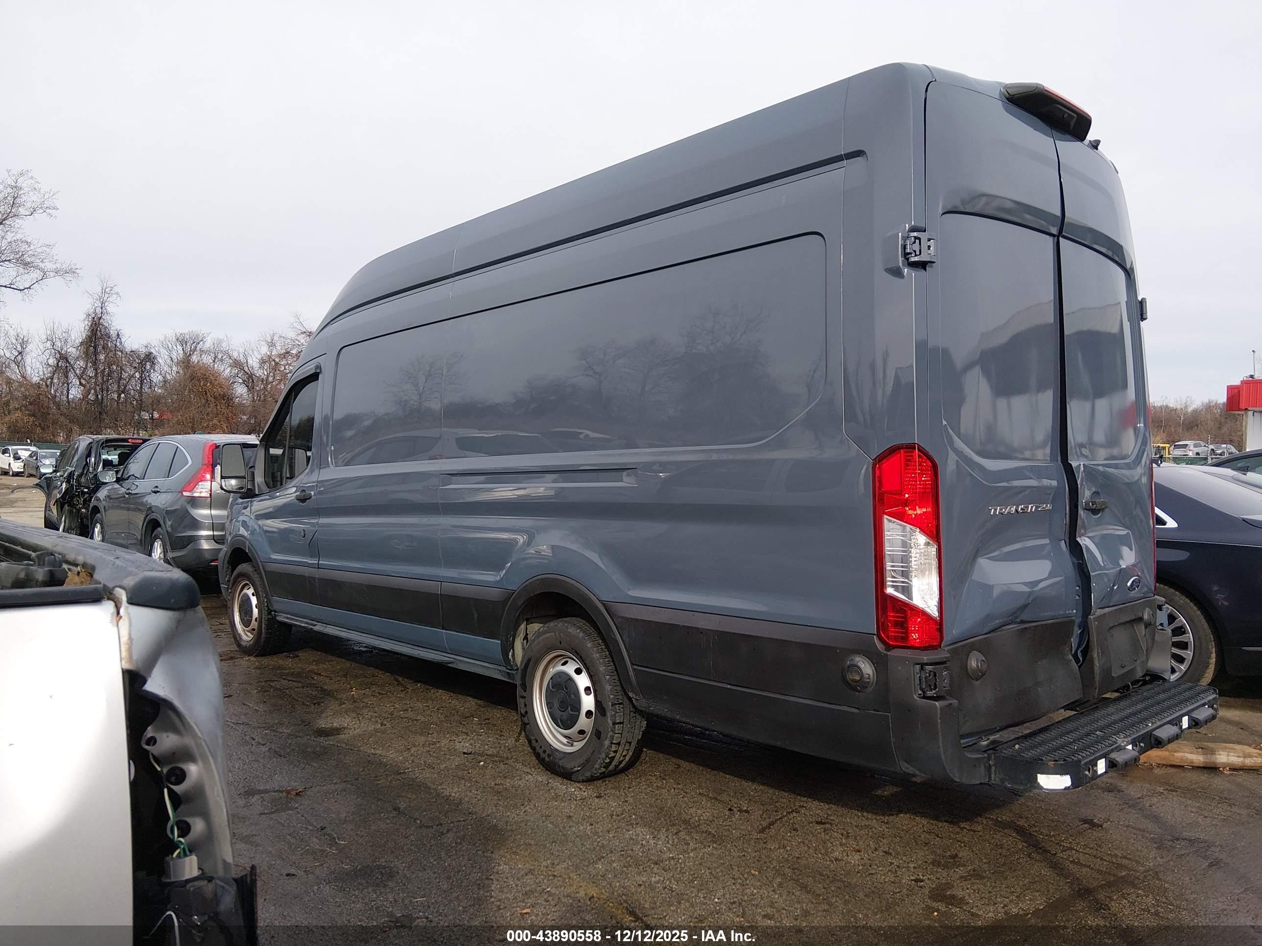 FORD TRANSIT-250 image 3