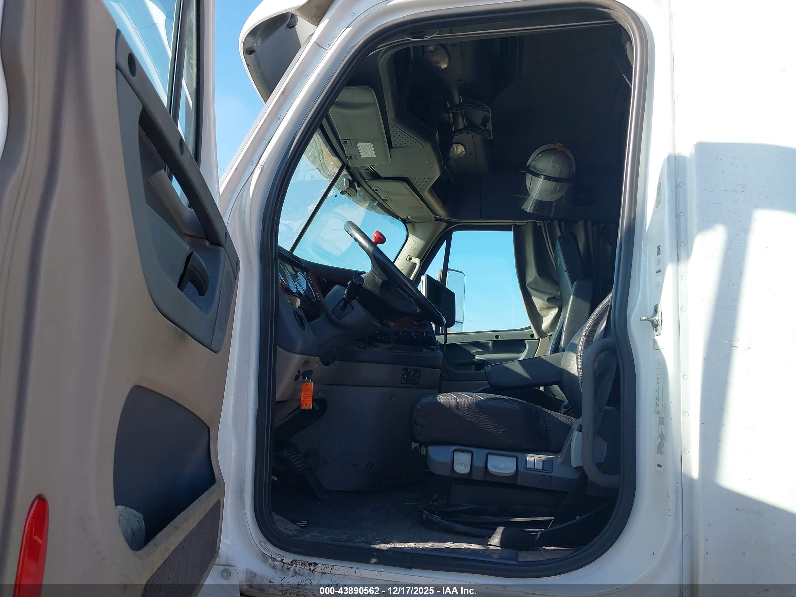 FREIGHTLINER CASCADIA image 8