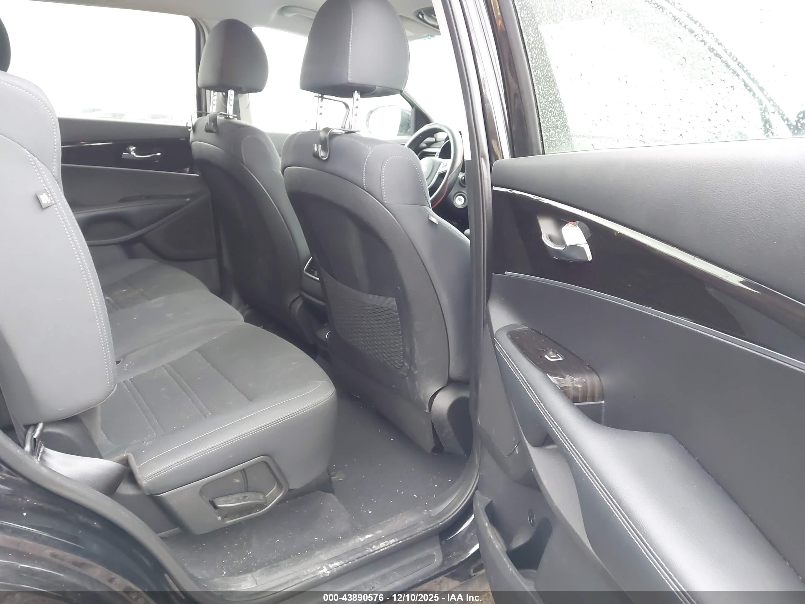 KIA SORENTO image 8