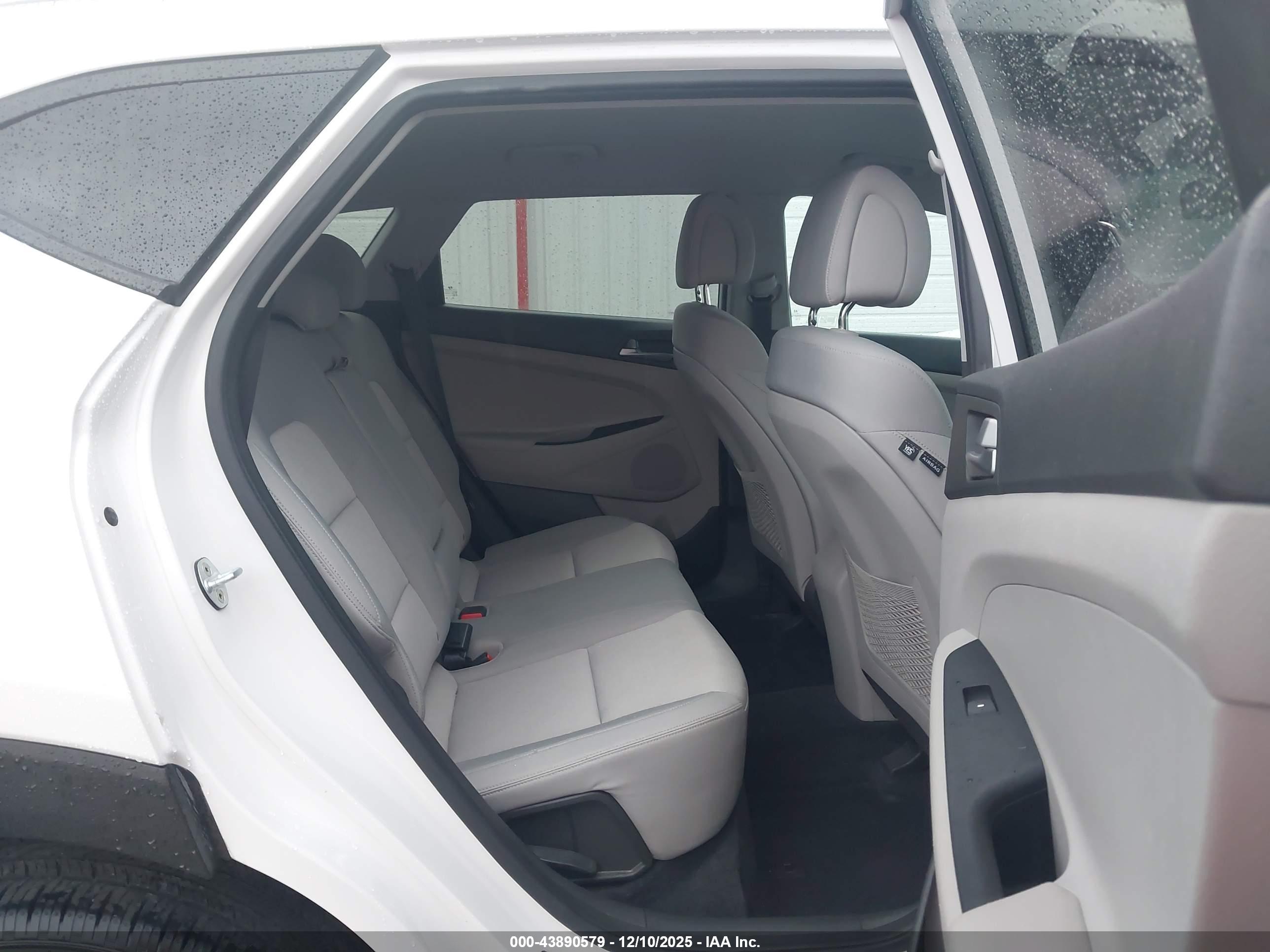 HYUNDAI TUCSON image 8