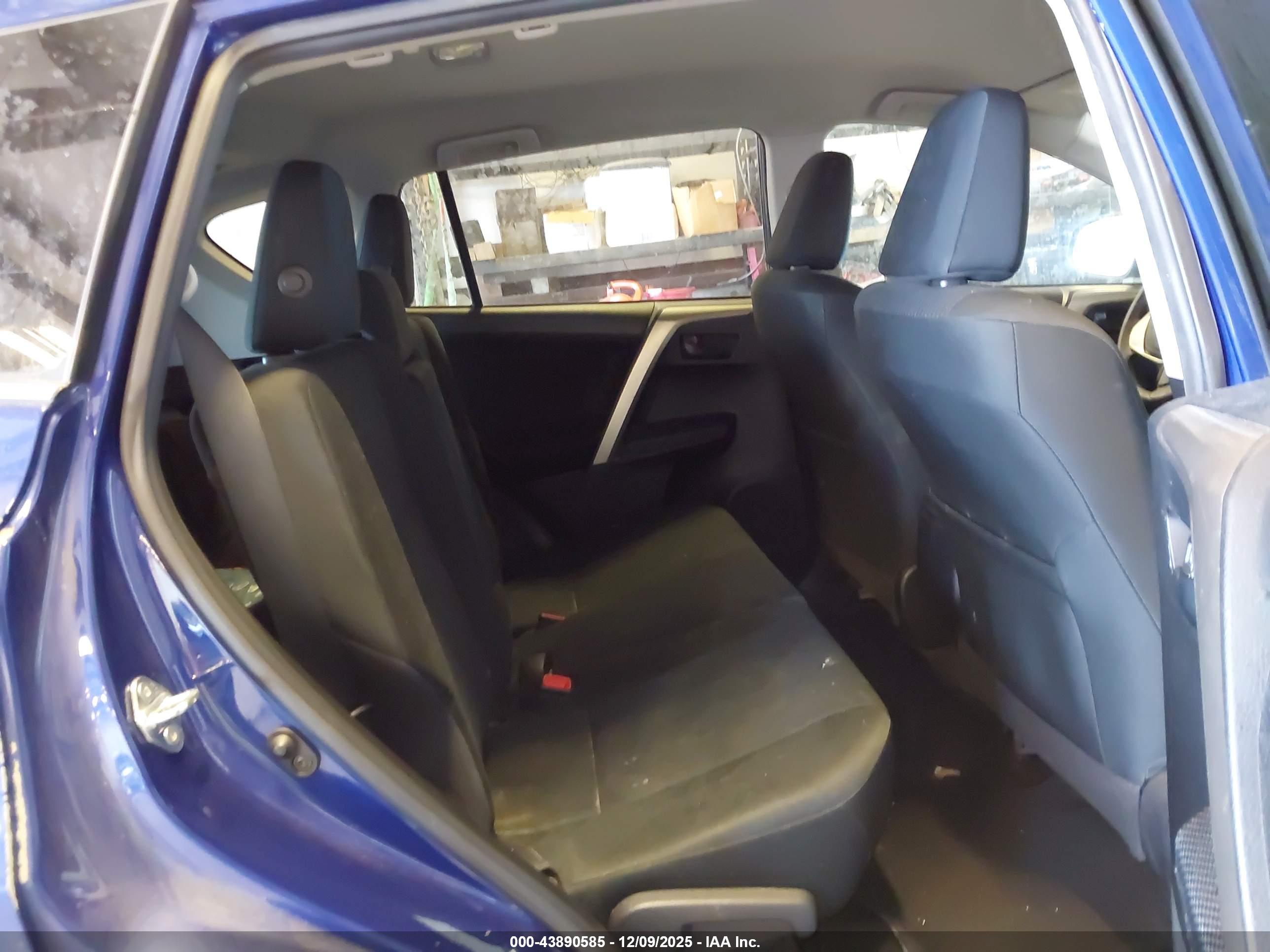 TOYOTA RAV4 image 8
