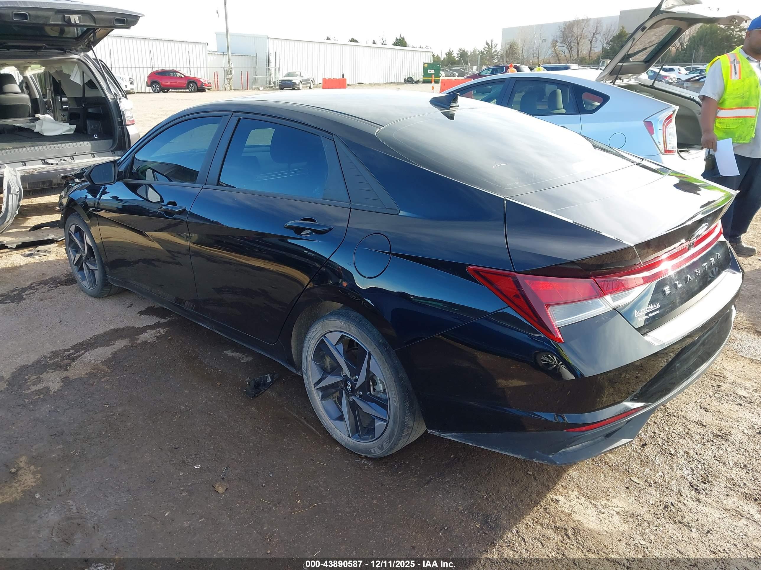 HYUNDAI ELANTRA image 3