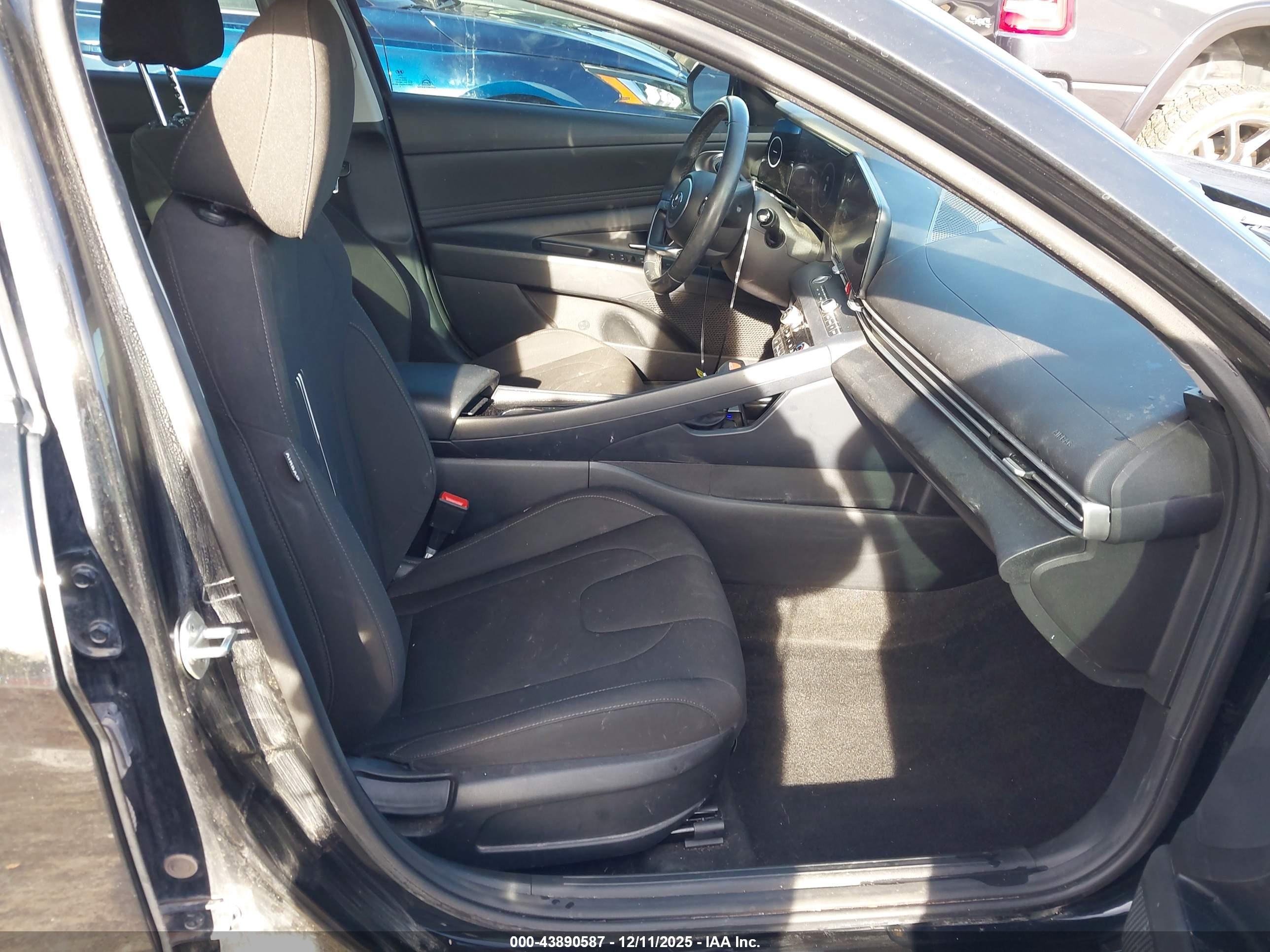 HYUNDAI ELANTRA image 5