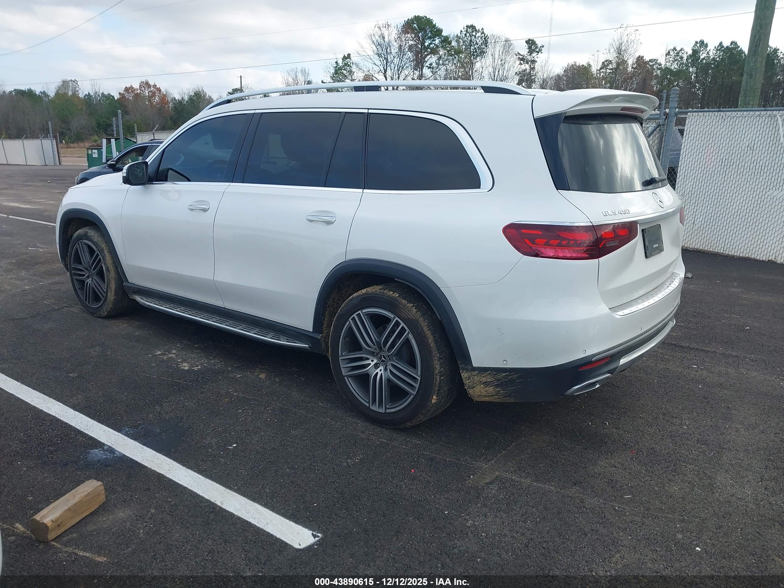 MERCEDES-BENZ GLS image 3