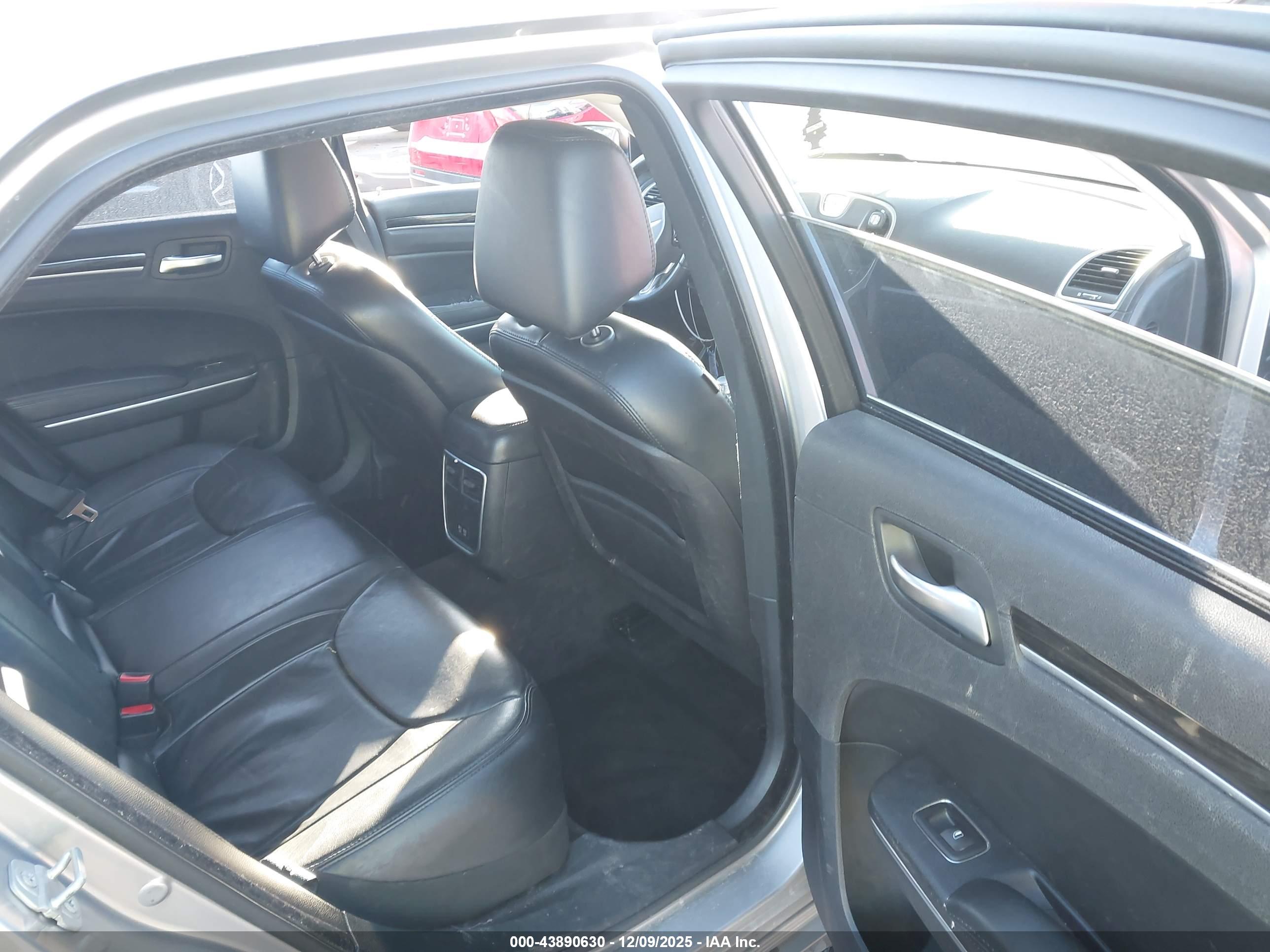 CHRYSLER 300 image 8